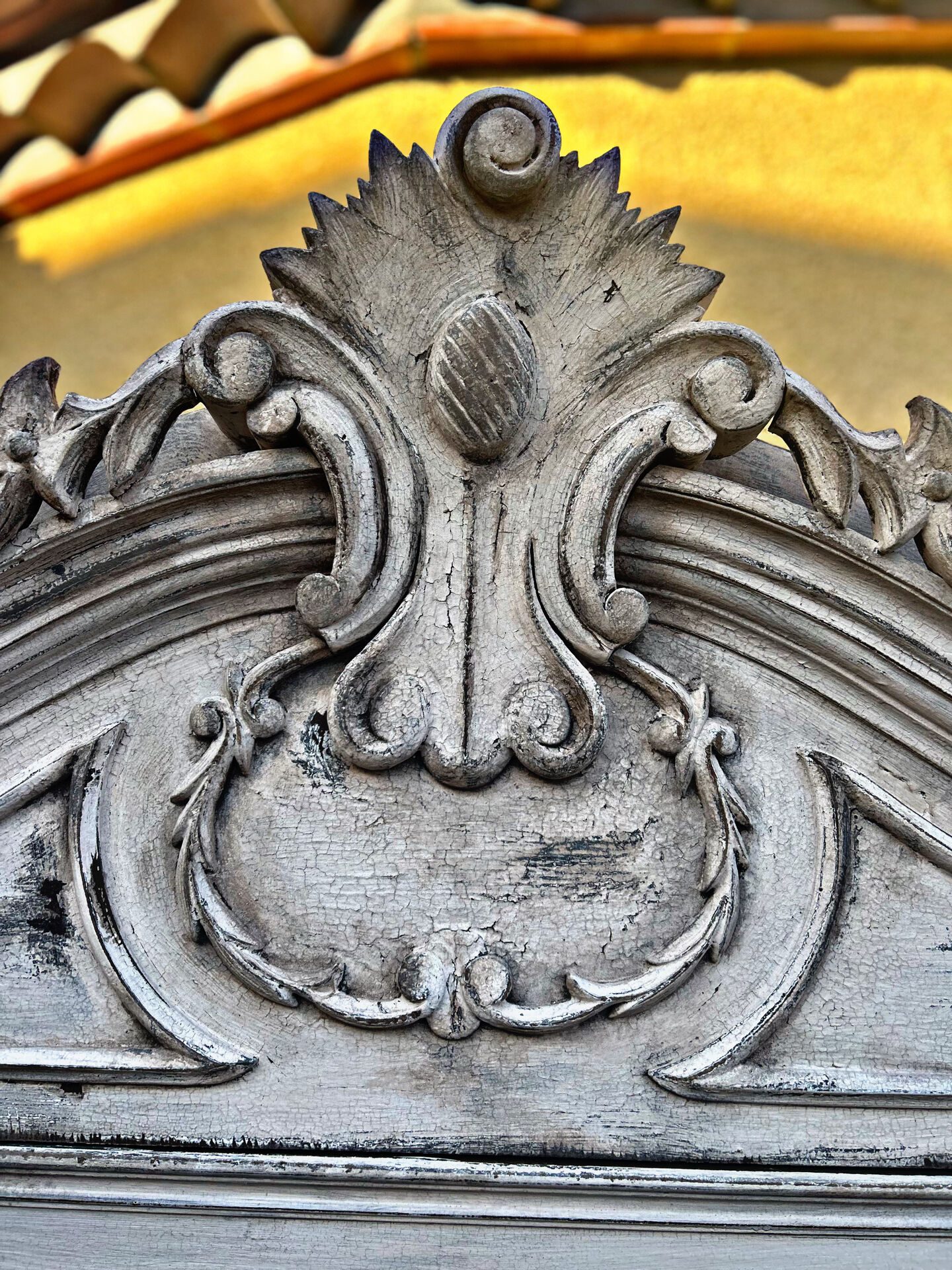 Patinated Tuscan-style bonnetière