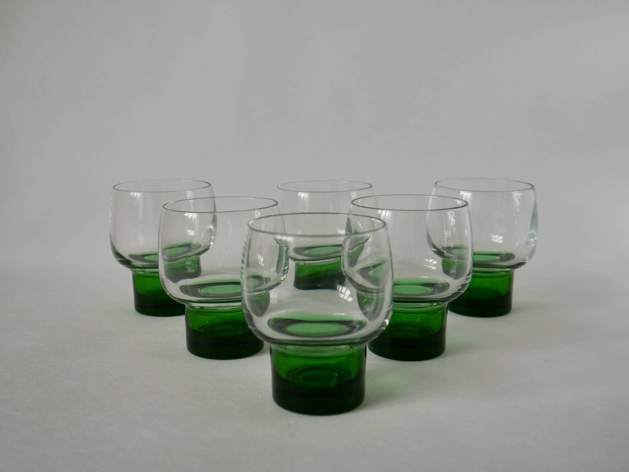 Set of 6 designer wine glasses with green feet from the 70s