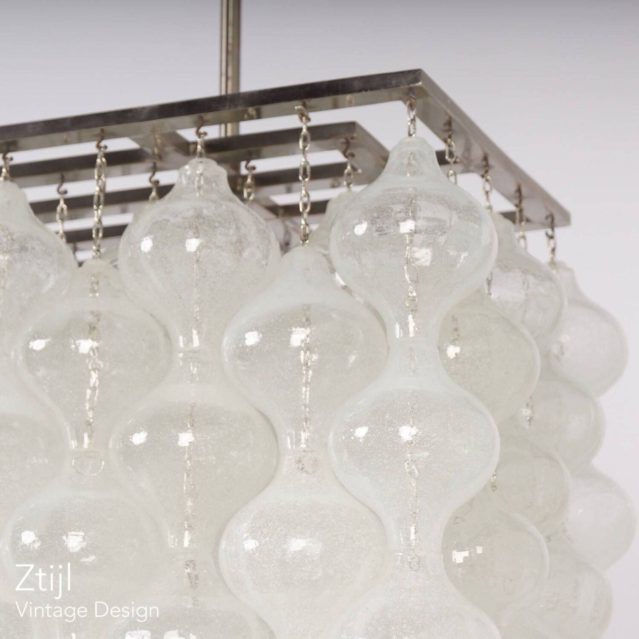 Lampe suspendue Tulipan avec 162 éléments en verre, Autriche années 1960 | Objet unique