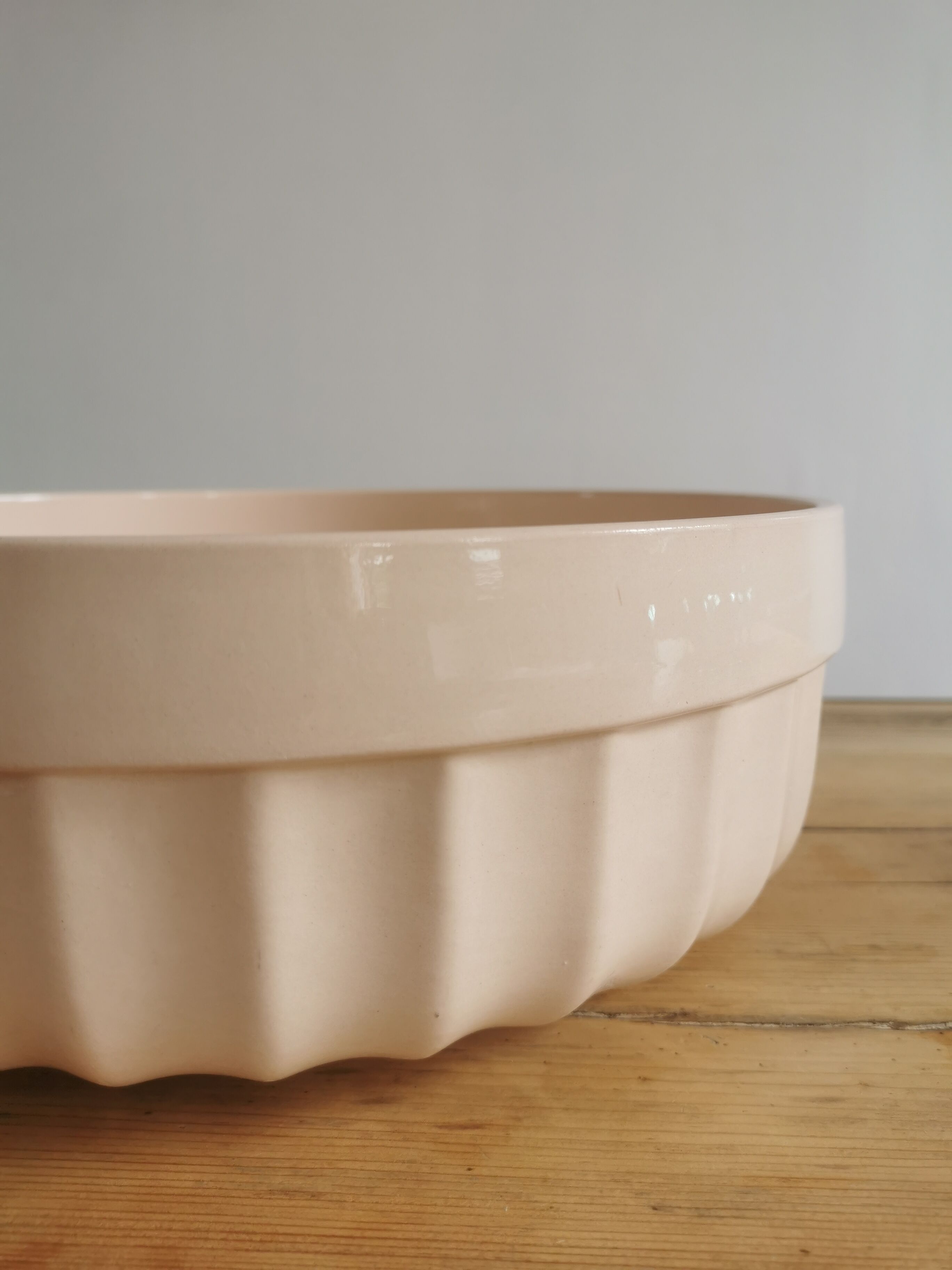 Salad bowl in pink faience Digoin