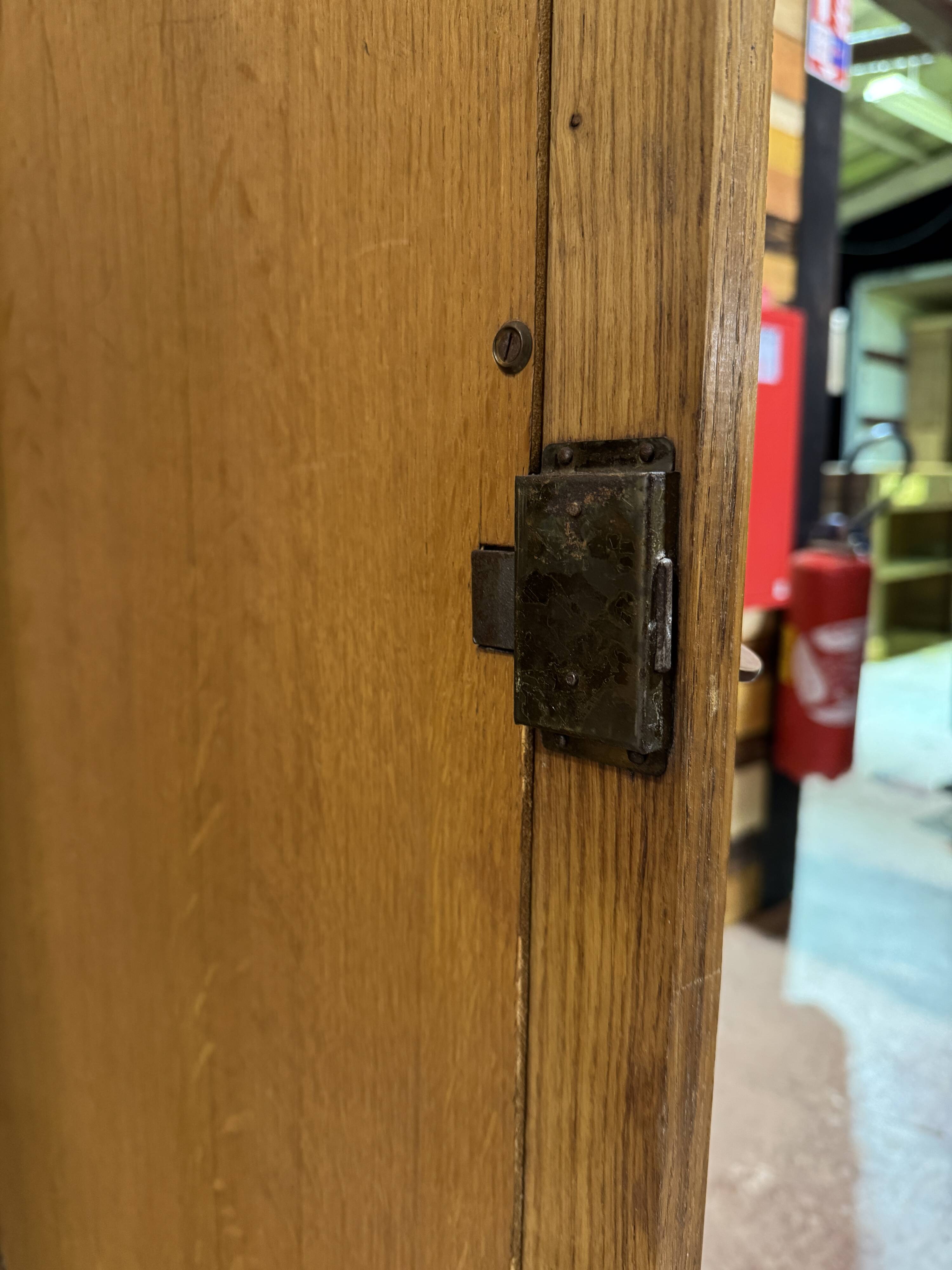 Armoire vintage en rotin et chêne