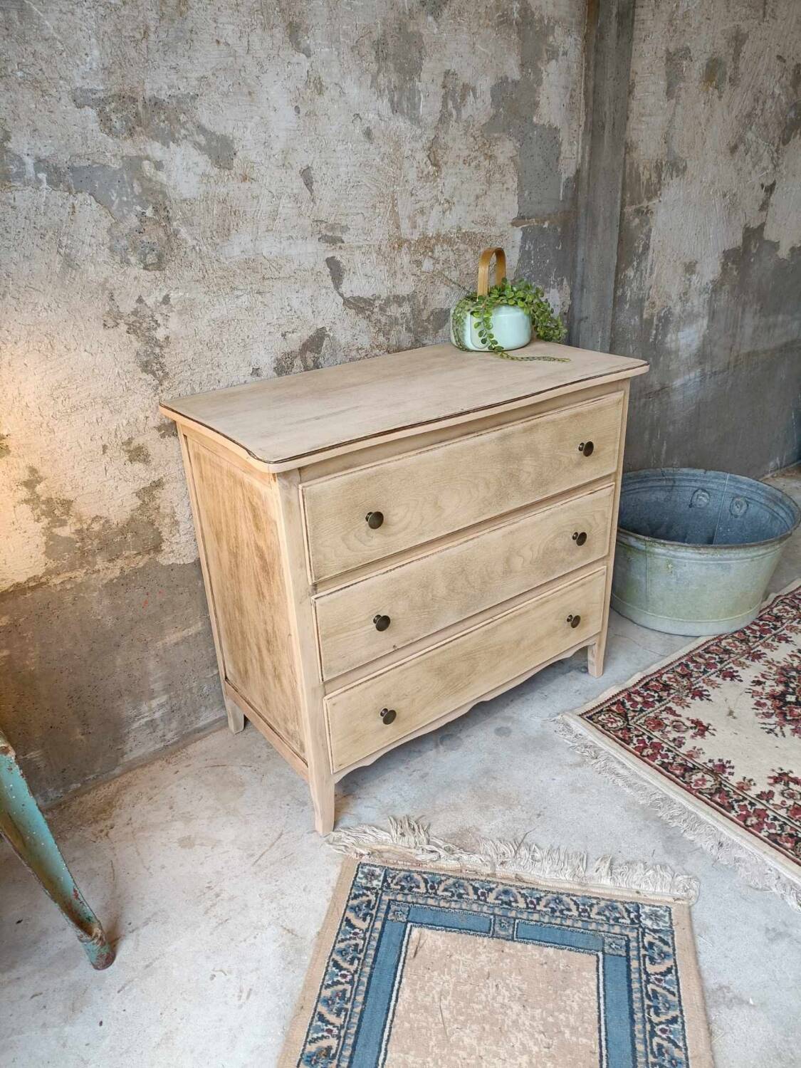 Wooden chest of drawers