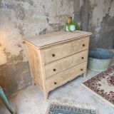 Wooden chest of drawers