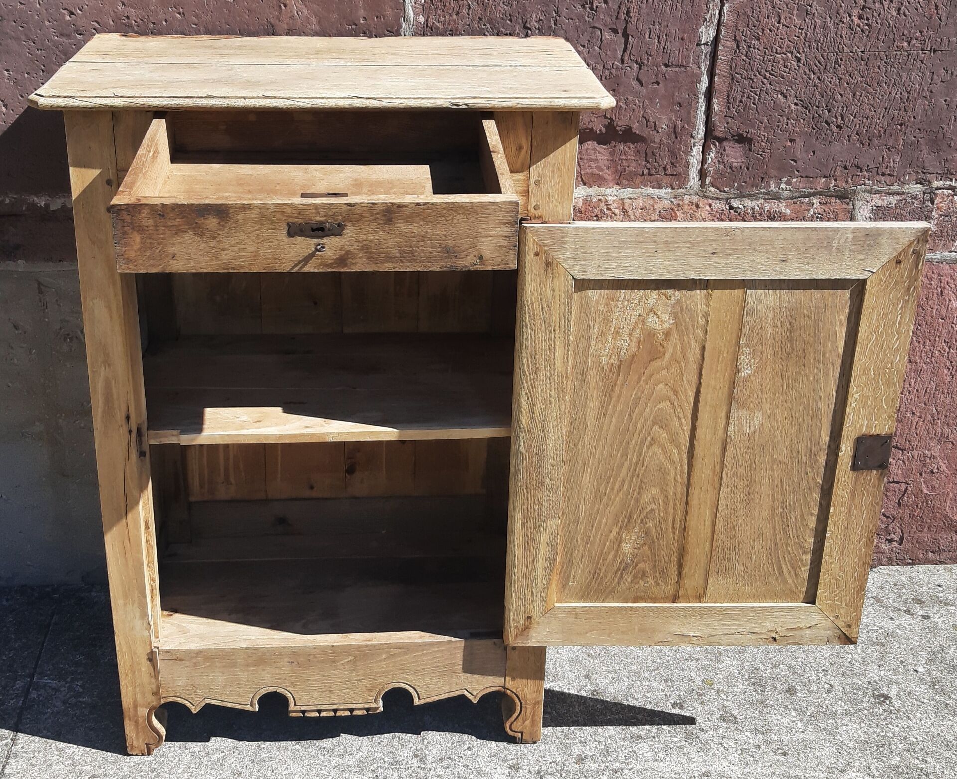 Confiturier or sideboard.
