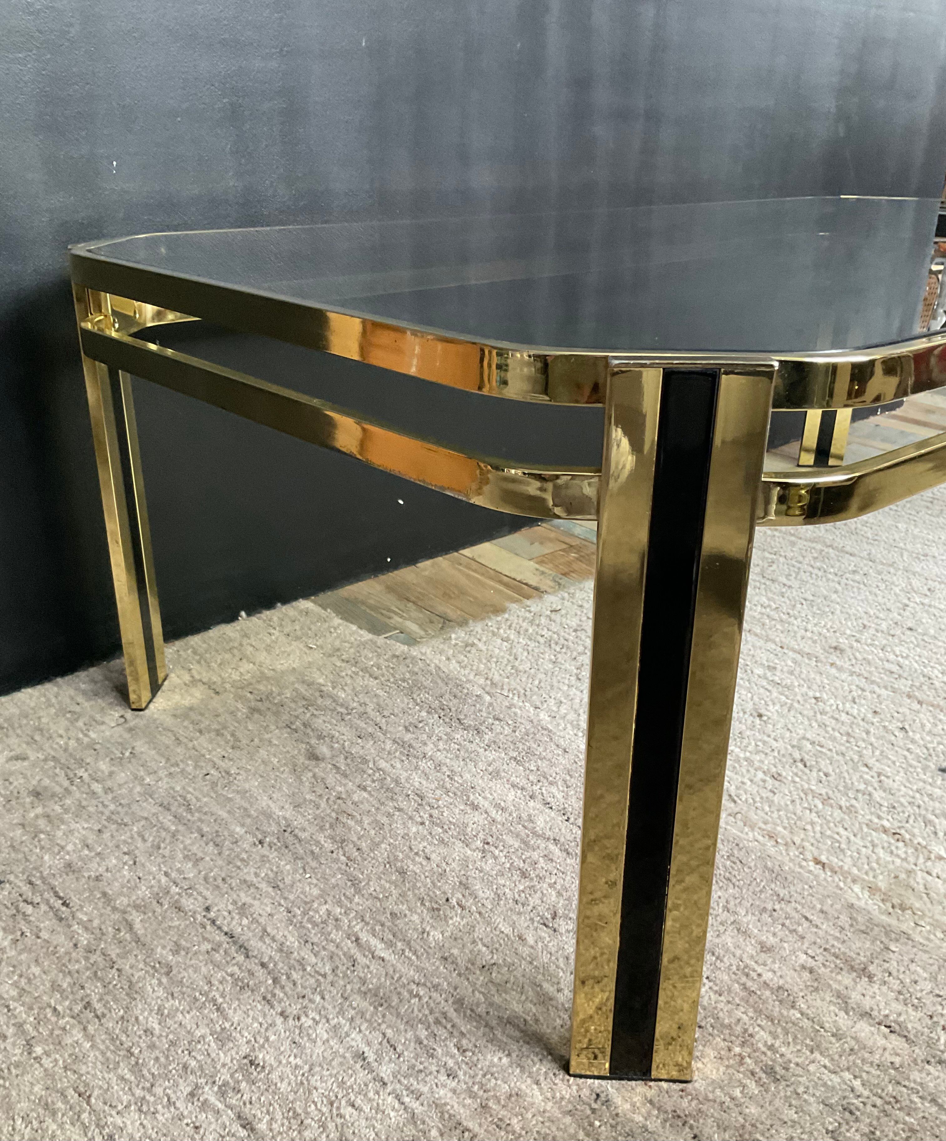 Table basse vintage années 70 en métal doré et verre fumé