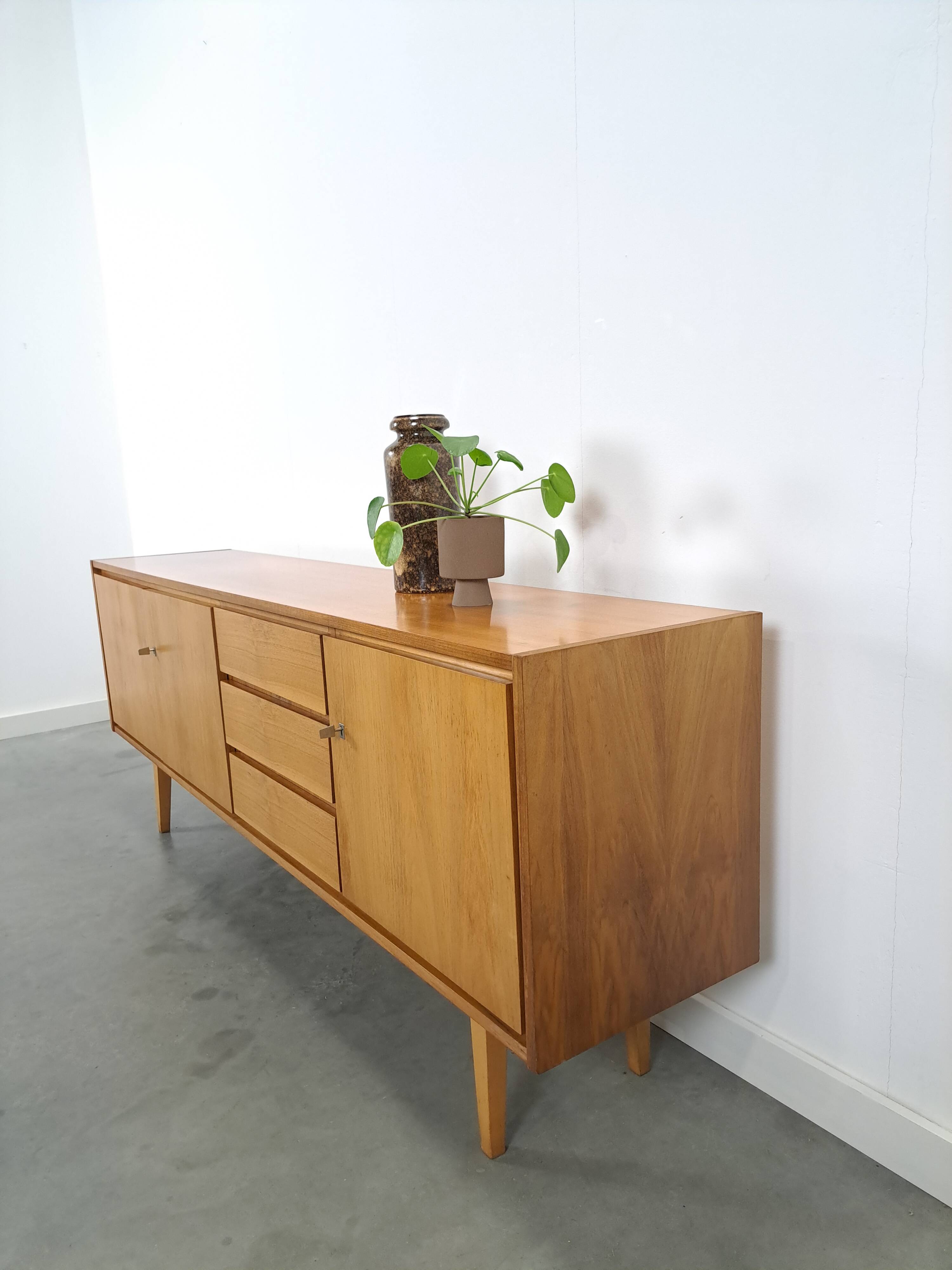 Mid-century notenhout fineer dressoir met 3 lades
