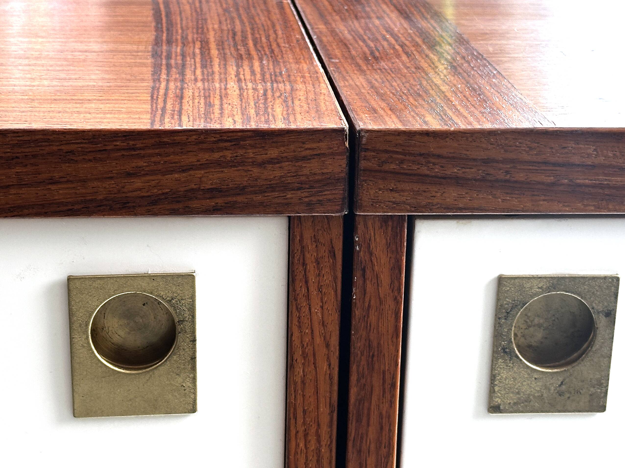 Deux buffets scandinaves (danois) en teck fin avec portes coulissantes