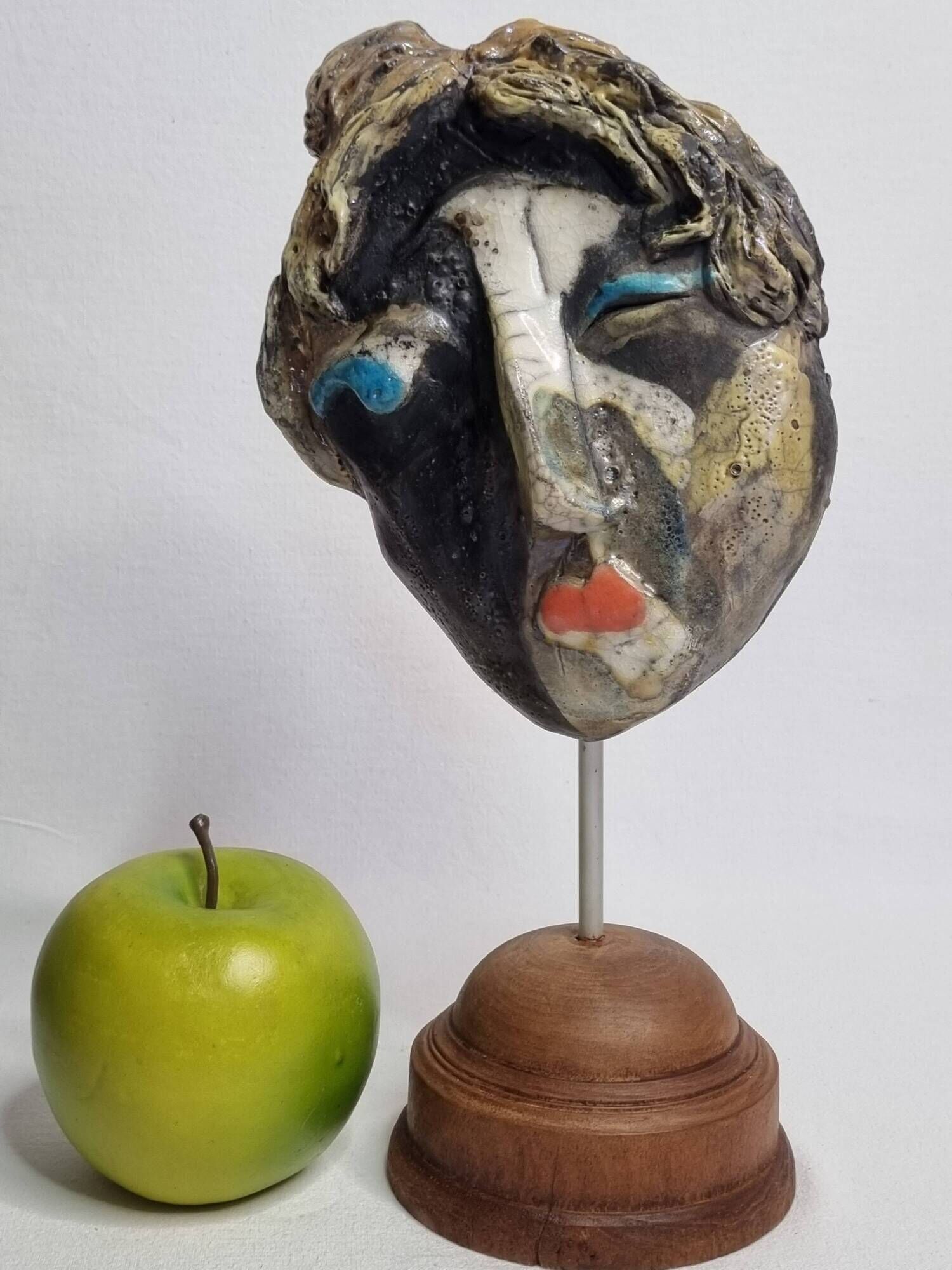 Signed raku ceramic mask, on wooden base – Expressive sculpture 28 cm