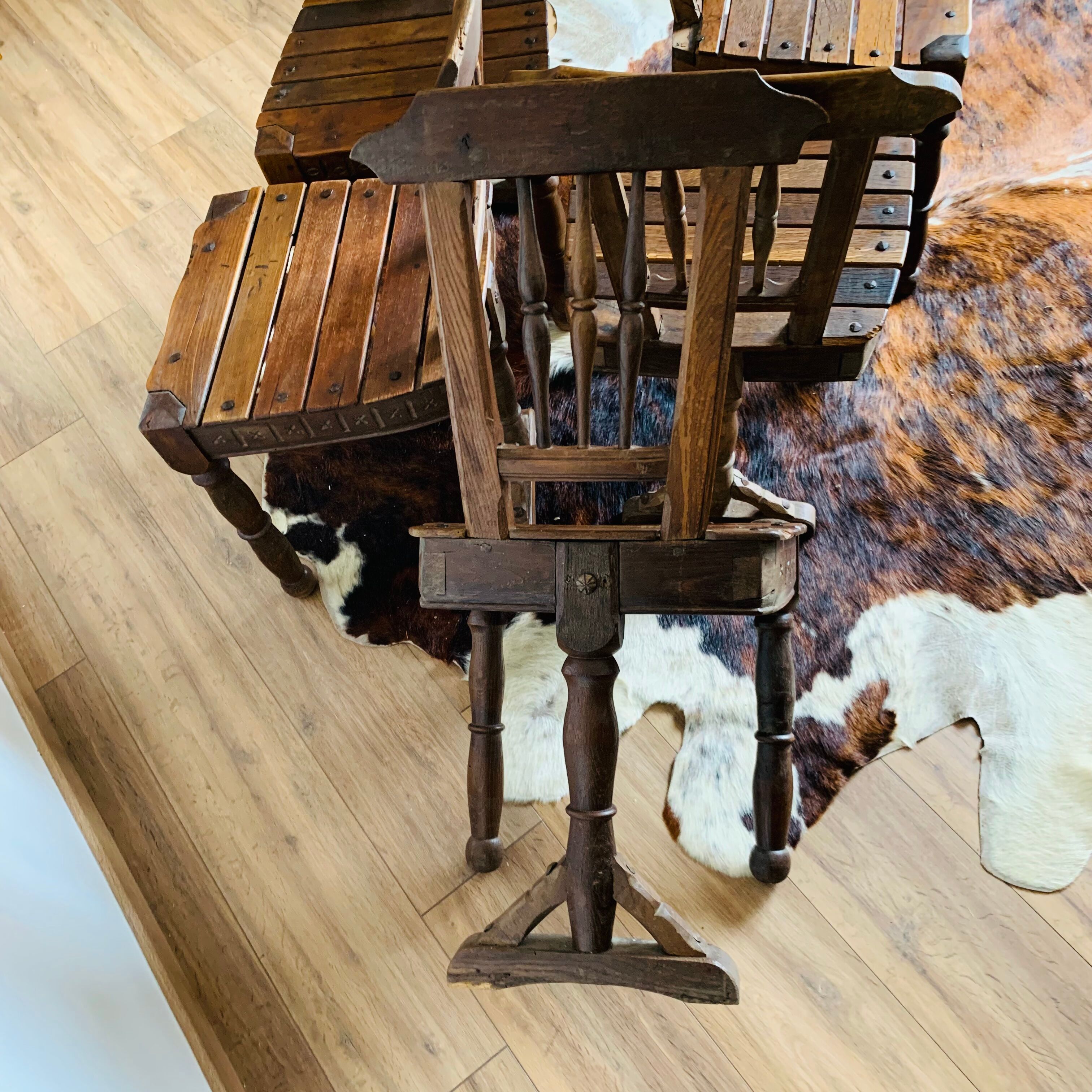 Ensemble de 5 chaises en bois, travail artisanal