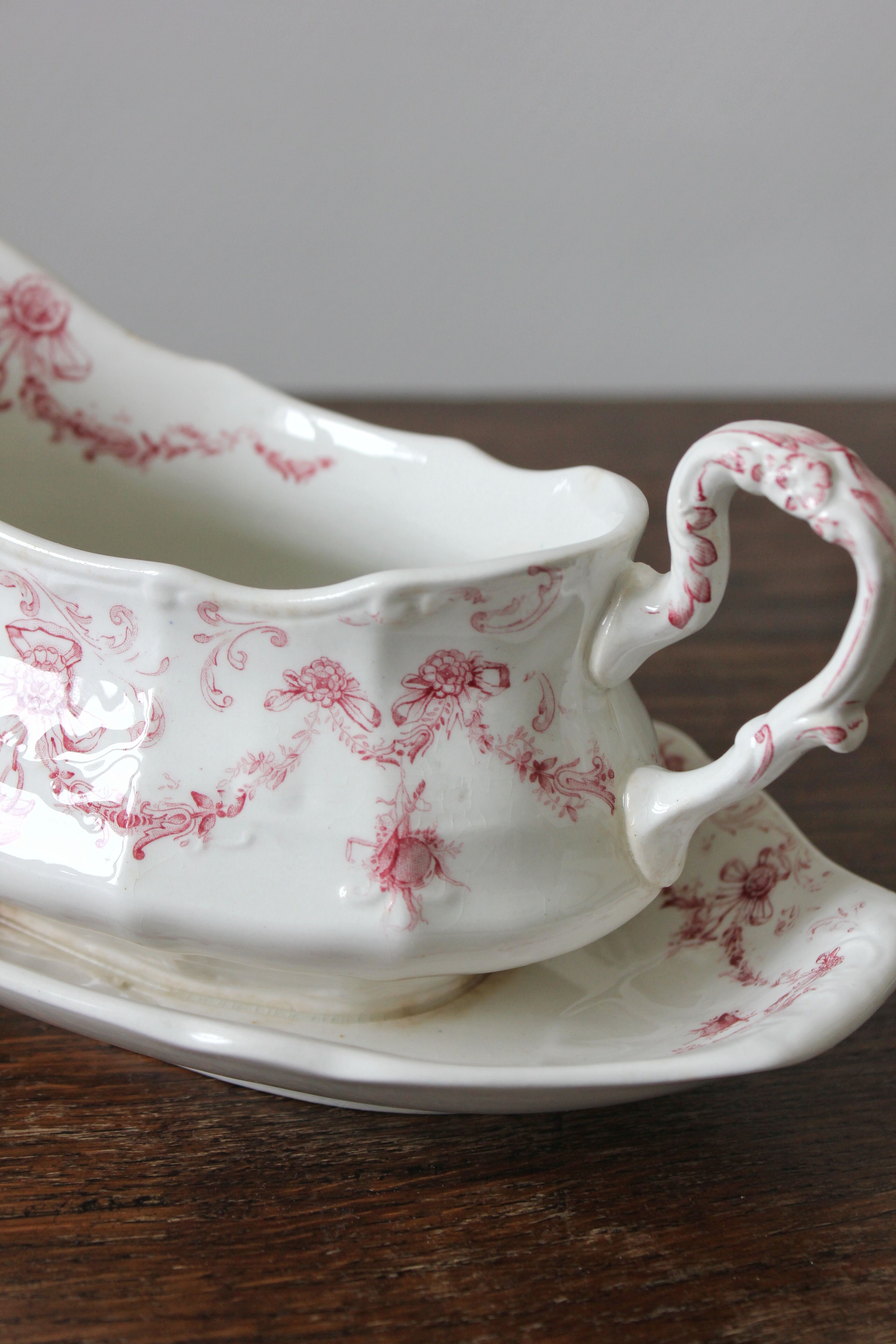 Ridgways English ironware sauce boat "Lafayette" model