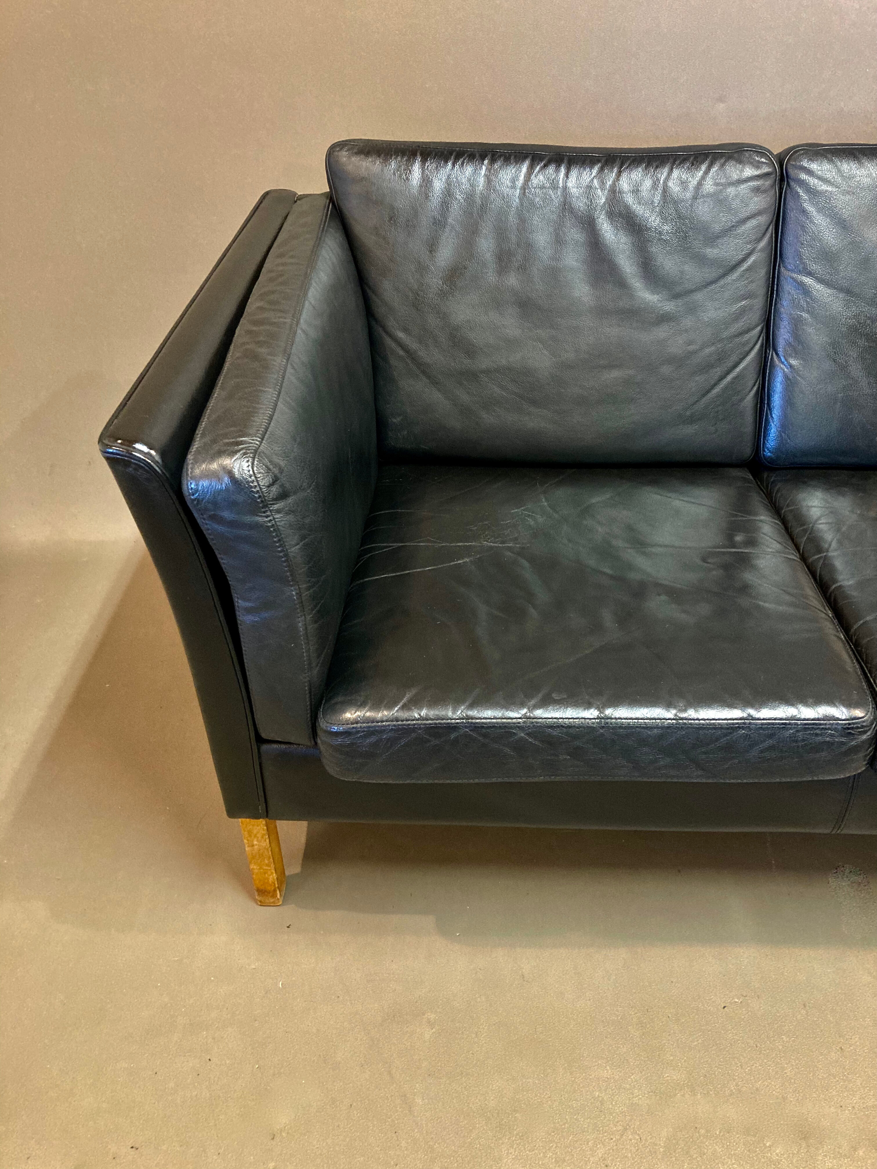 Sofa 3 places black leather Scandinavian design