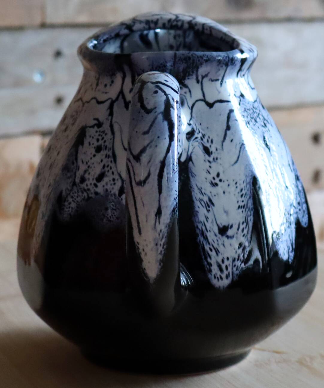 Flame-patterned ceramic pitcher – Vallauris style / Alpho