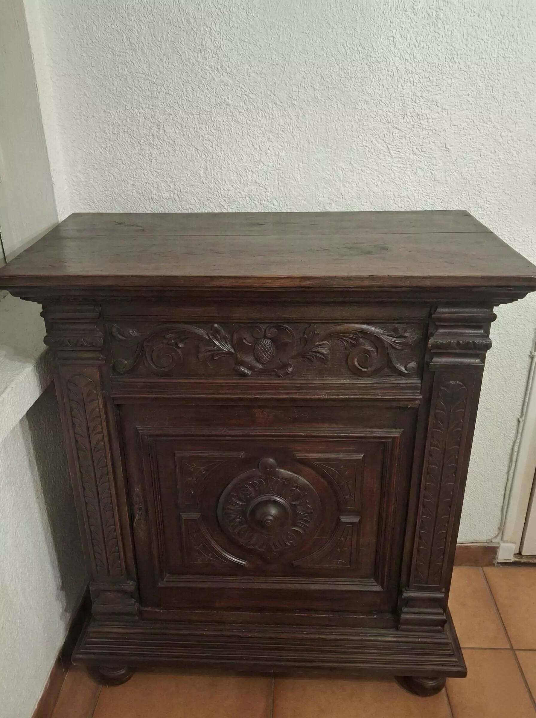 Renaissance-style confiturer in carved wood