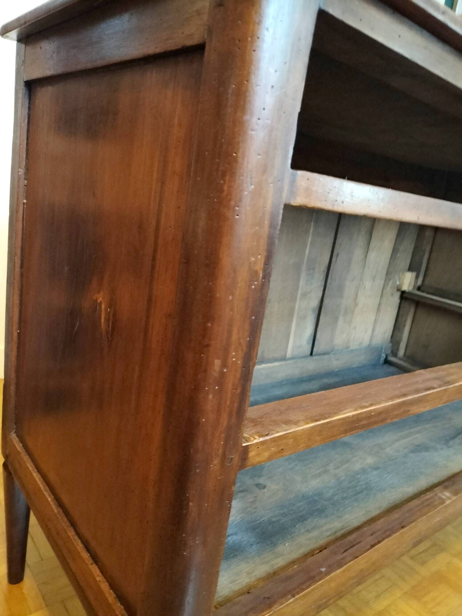 Jumping chest of drawers with 3 drawers in solid walnut, Restoration style.