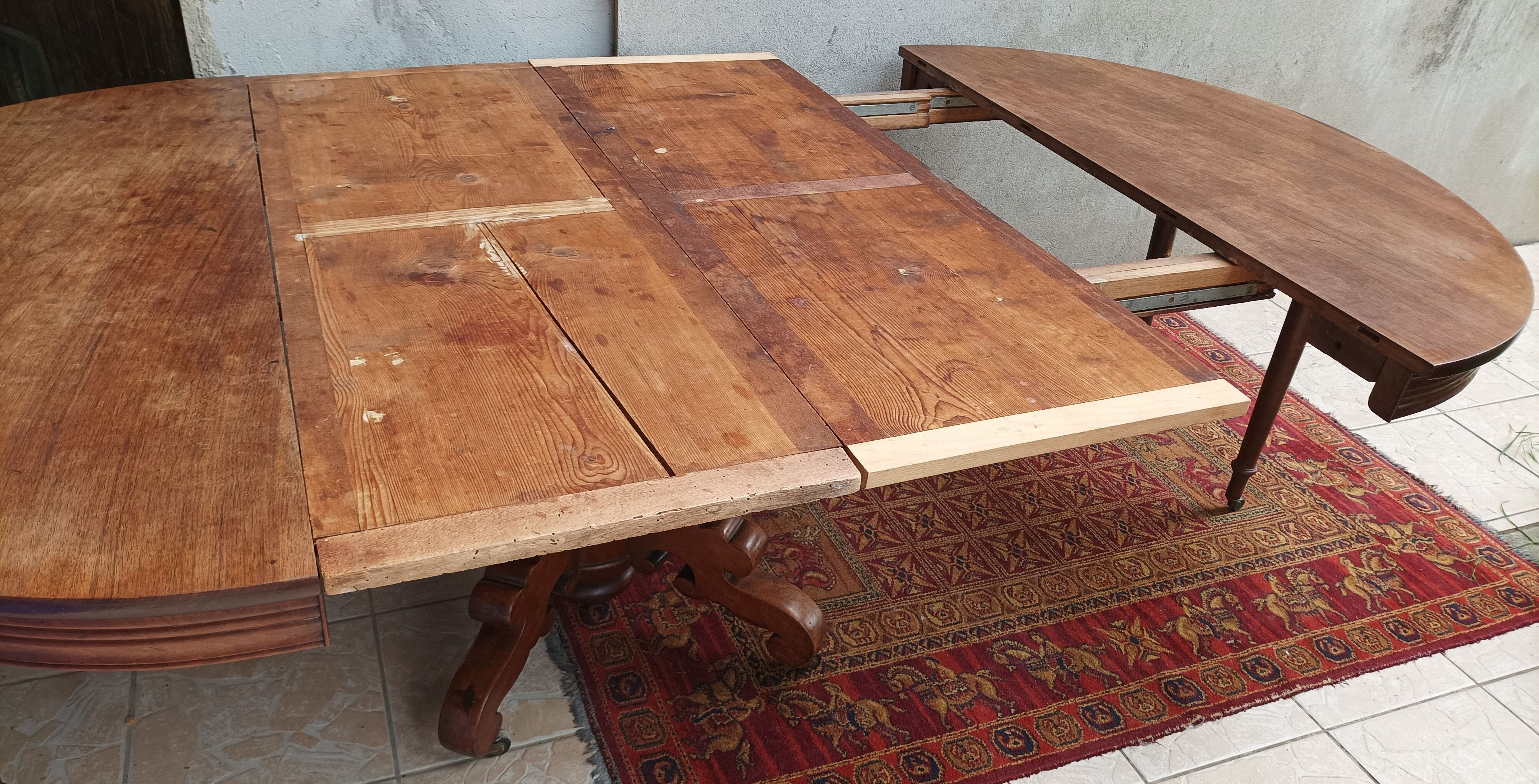 English oval table with 19th century mahogany extensions