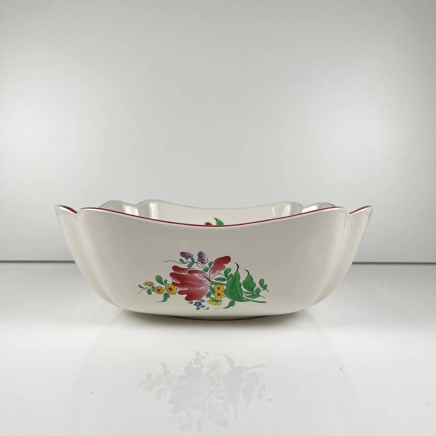 Square salad bowl, lantern model by KG Lunéville, rose pattern.