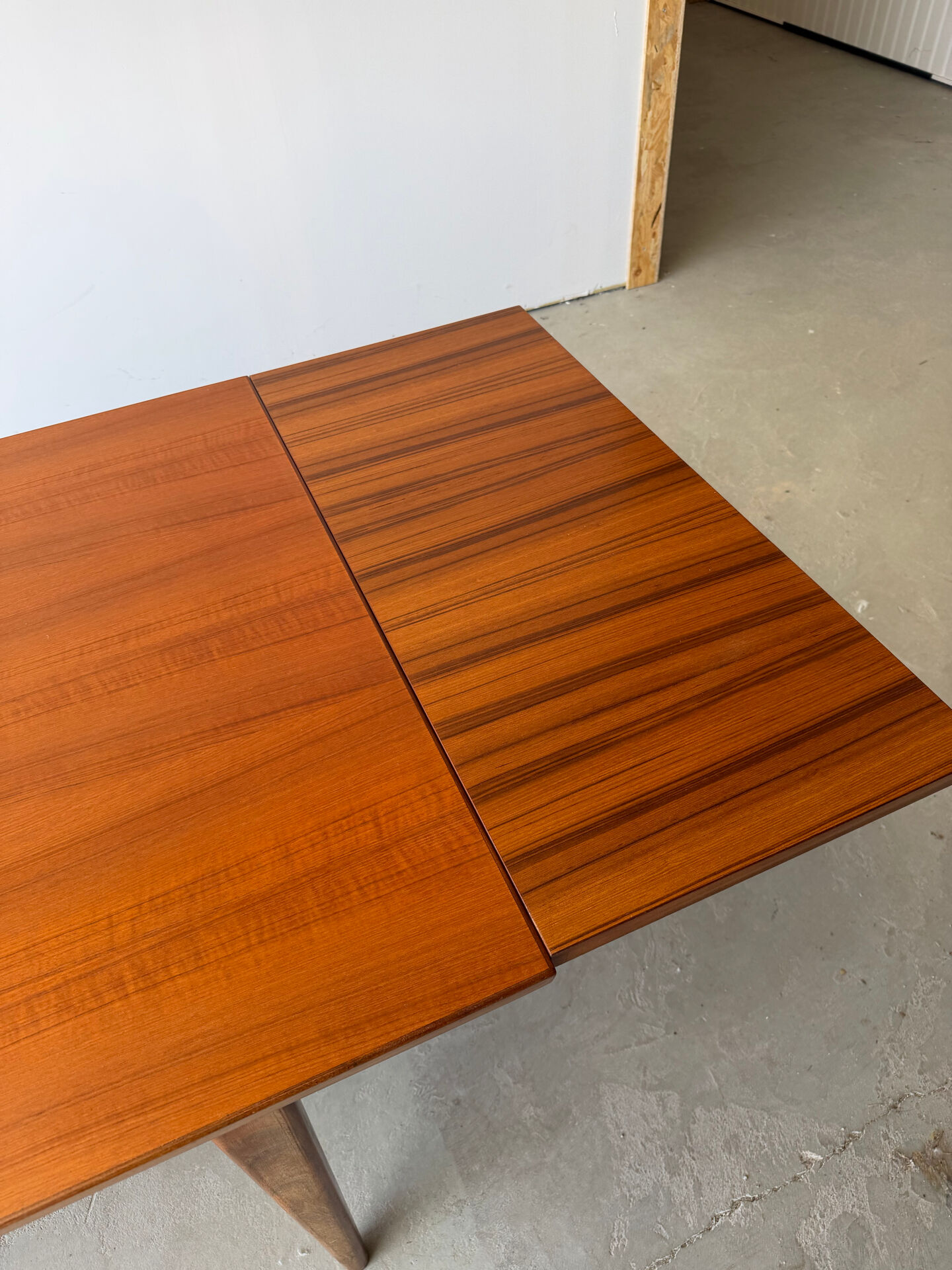 Rectangular extendable table in Scandinavian design made of solid teak.