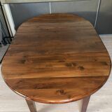 Extendable oval dining table