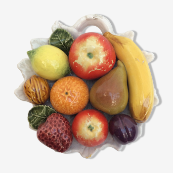 Assiette barbotine vintage fruits en relief dimension : hauteur -7cm- diamètre -22cm-