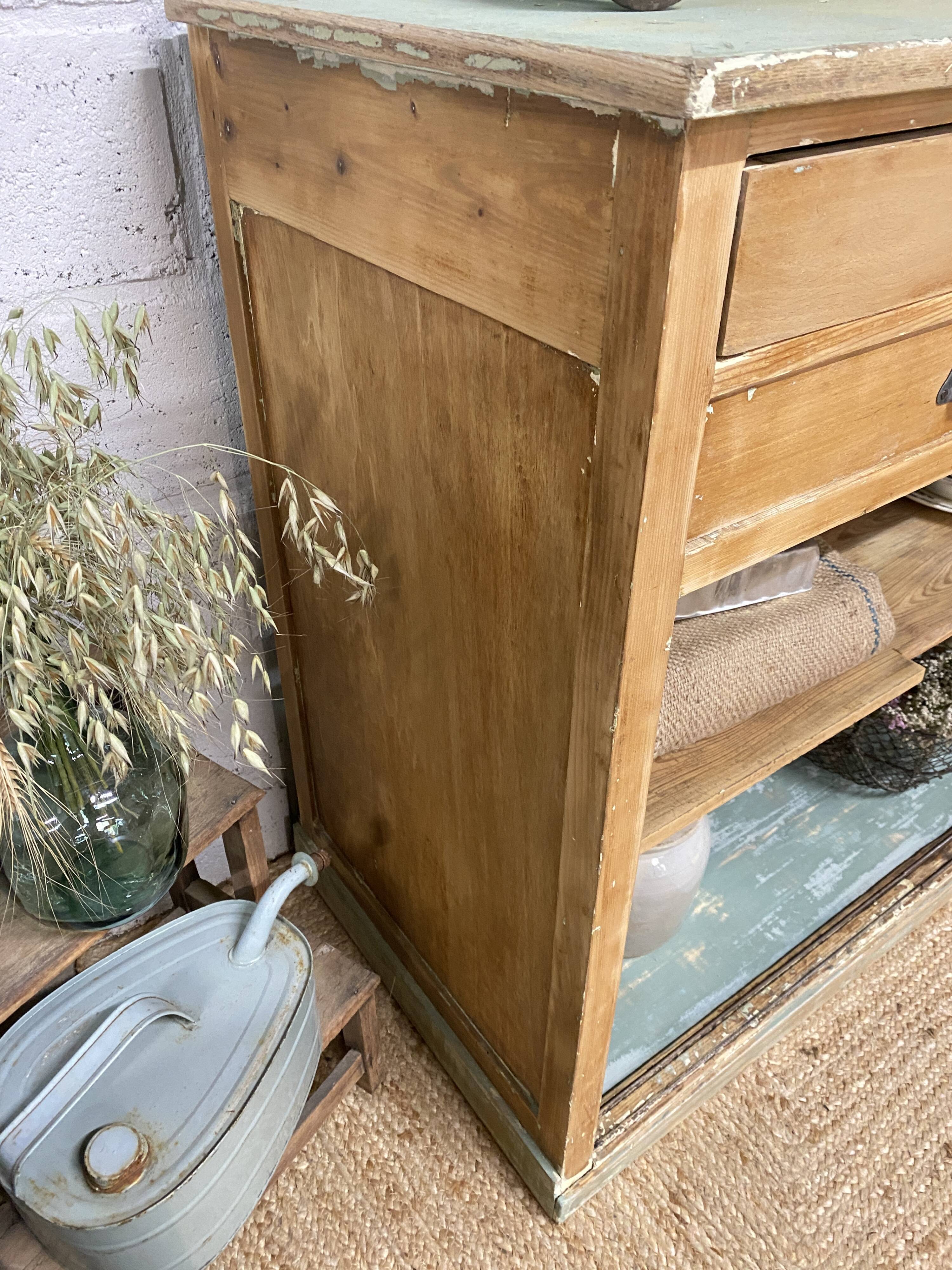 Buffet, meuble de métier à portes coulissantes