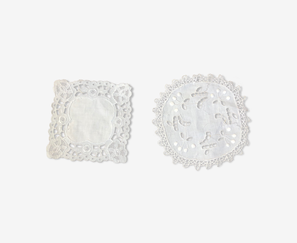 Deux napperons au crochet et lin