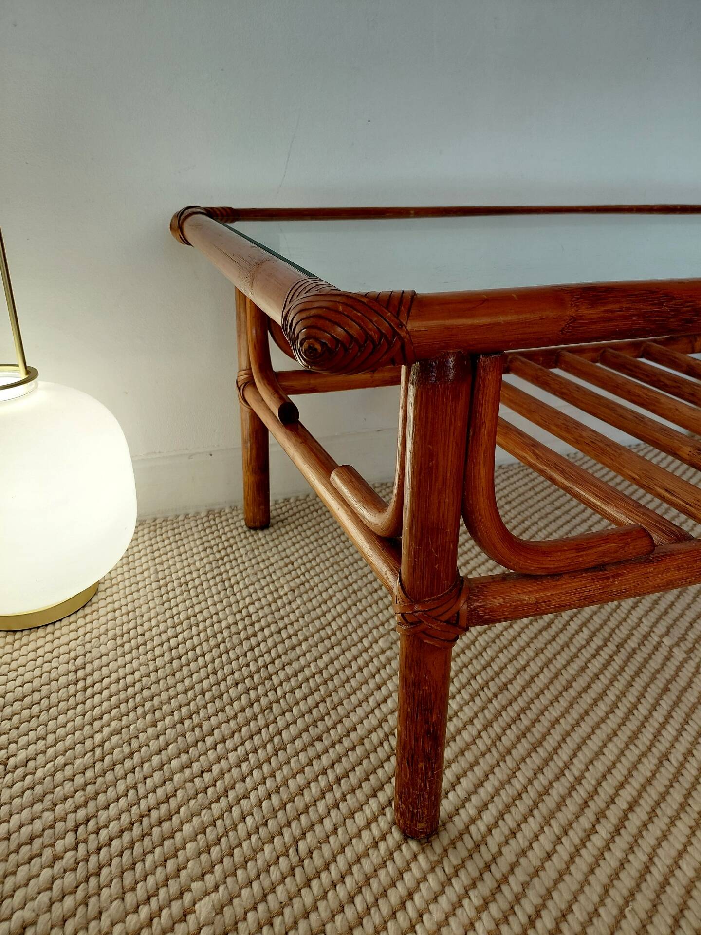 Table basse vintage rotin, bambou et verre-esprit bohème 70s