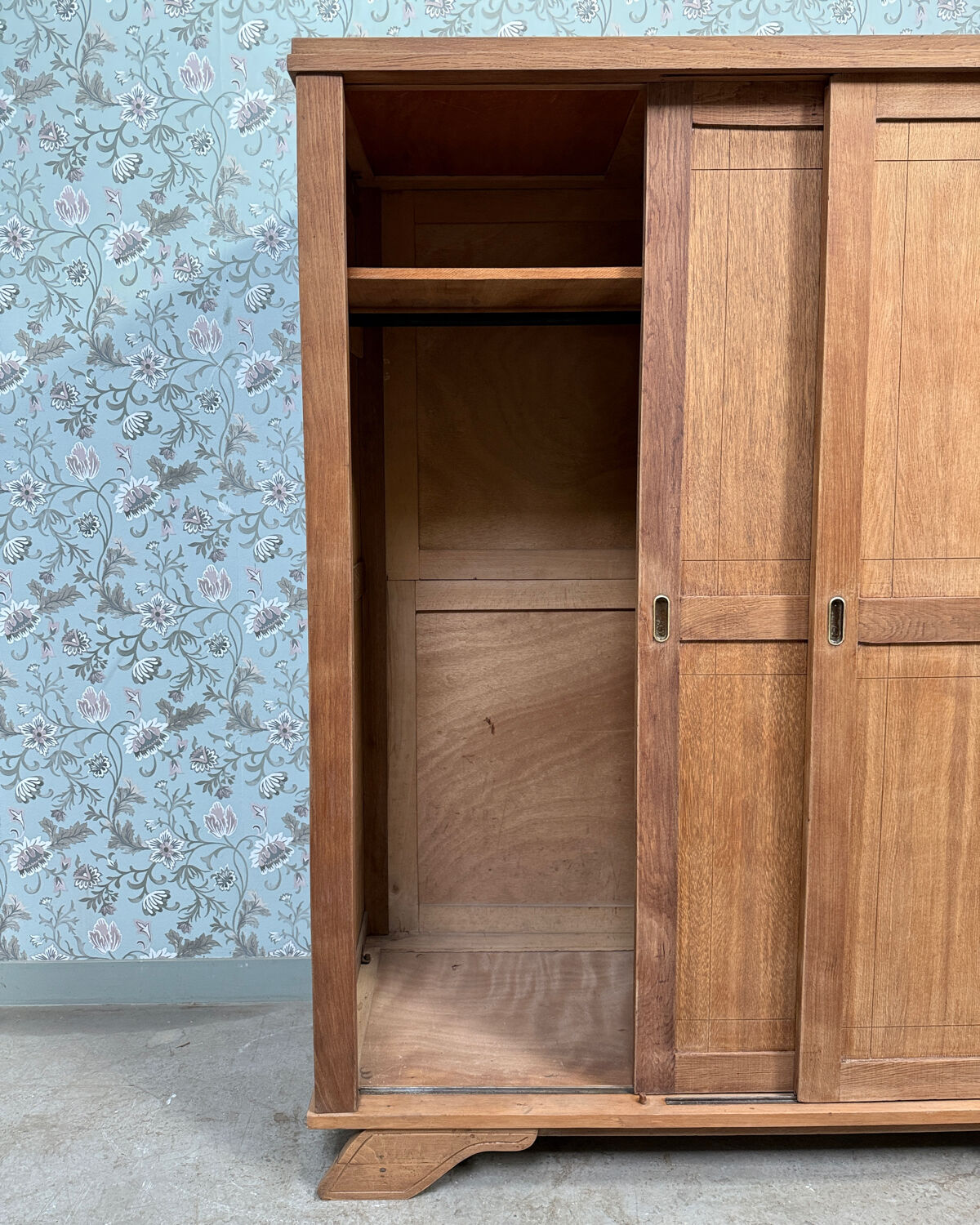 Parisian wardrobe with sliding doors (renovated)