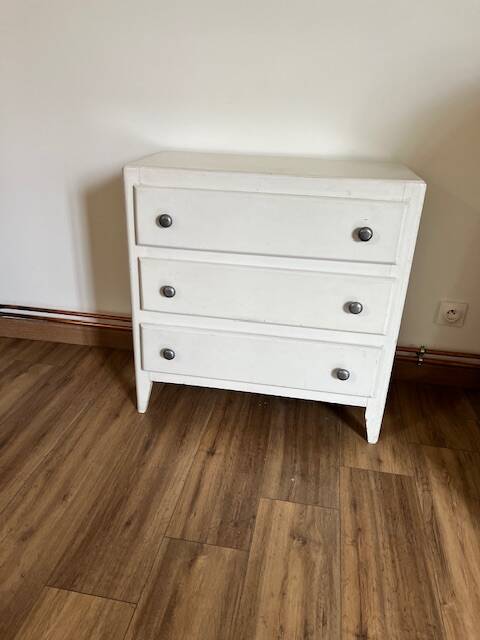 White chest of drawers