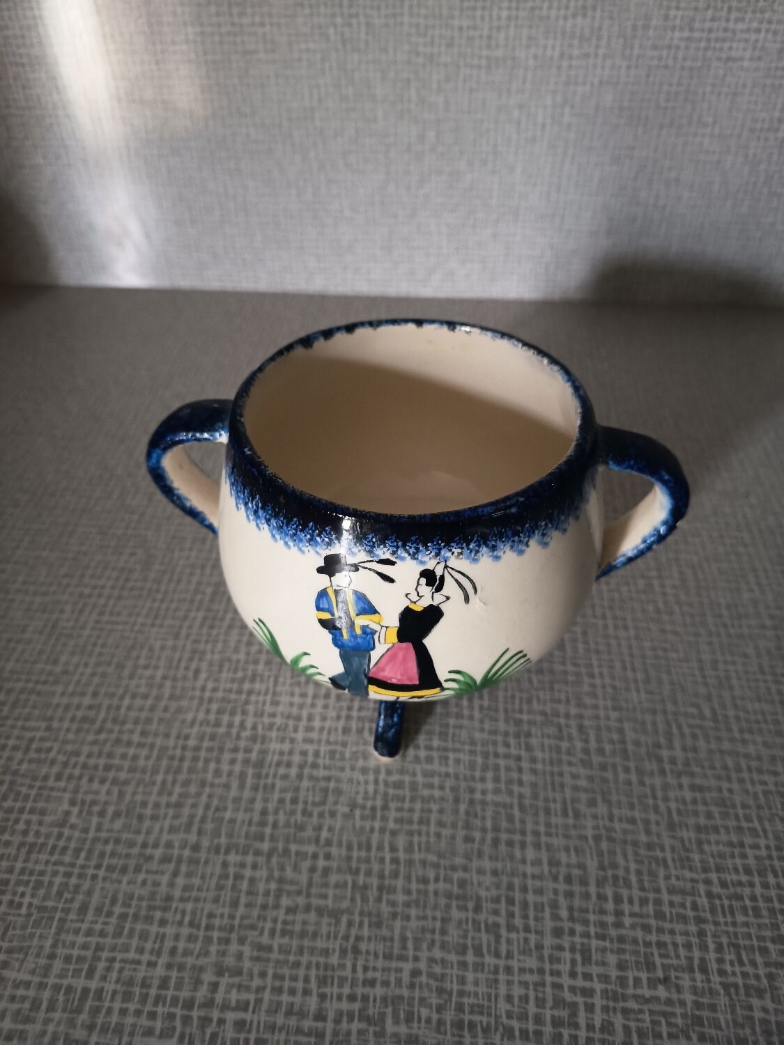 Henriot Quimper tripod bowl