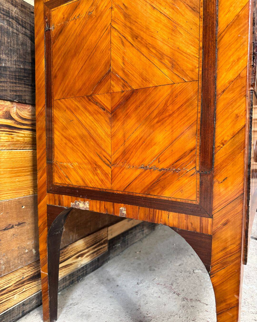 Jumping commode in fruitwood and marble