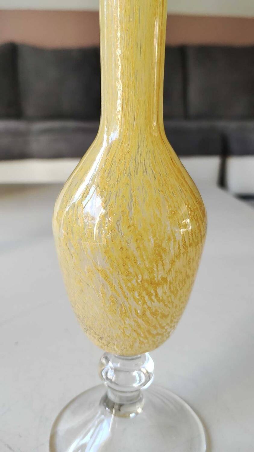 Murano-style single-flower vase. Speckled in yellow tones. Height 28 cm
