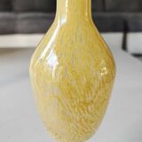 Murano-style single-flower vase. Speckled in yellow tones. Height 28 cm