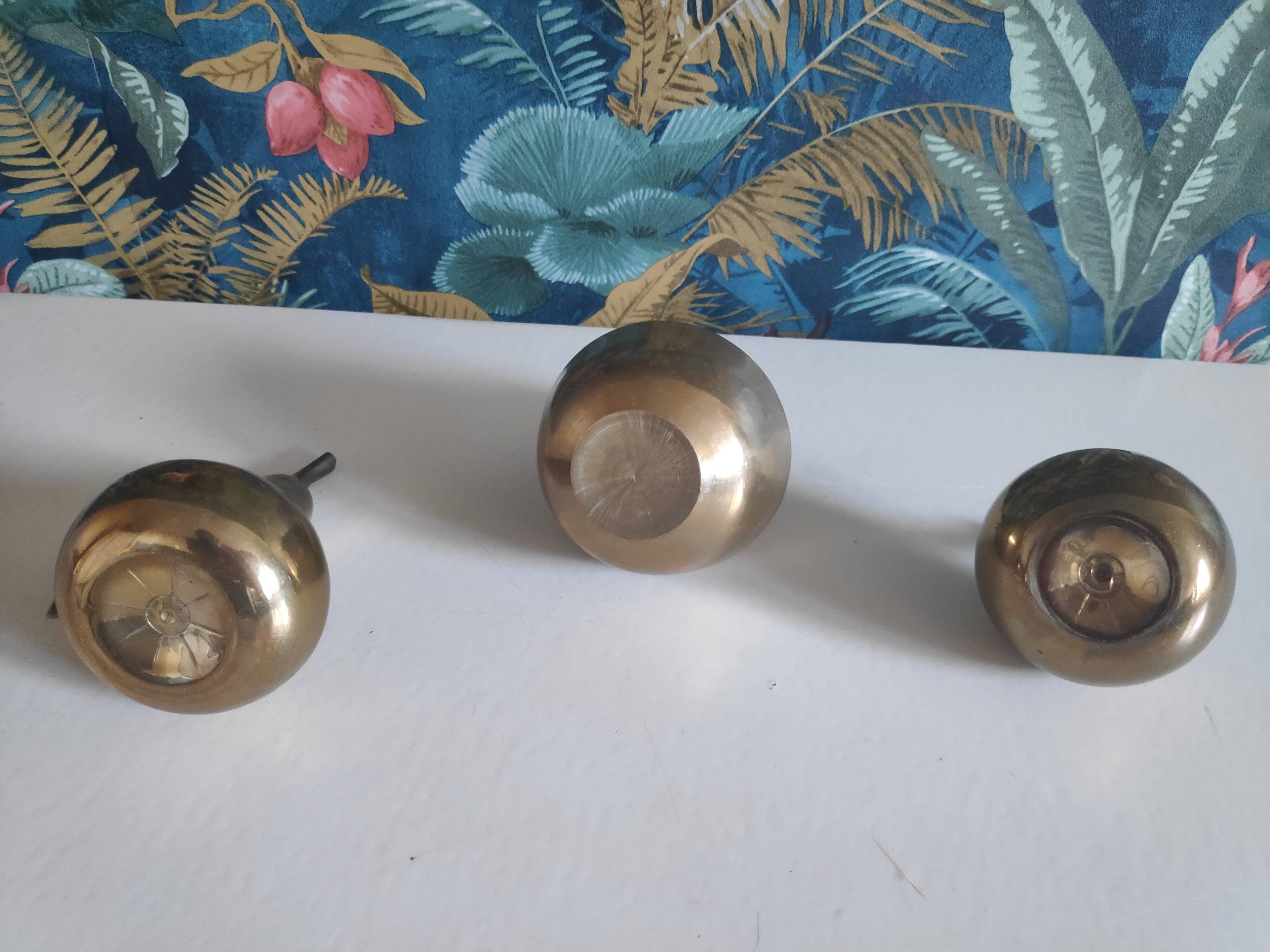2 pears and 1 brass apple