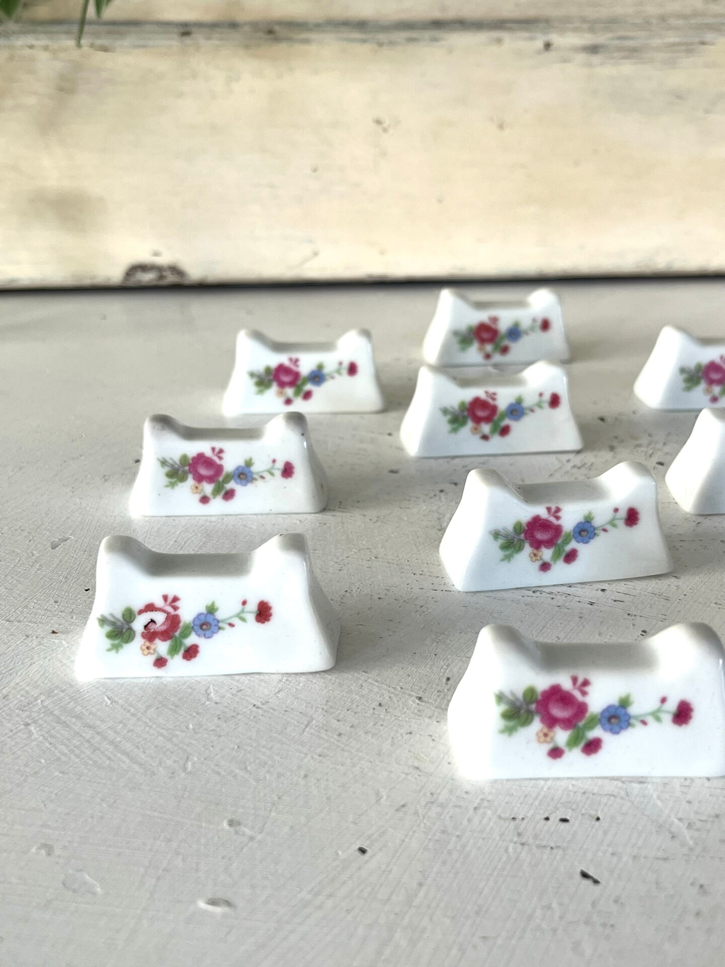 Ensemble de 12 repose-couteaux en porcelaine française avec motifs floraux