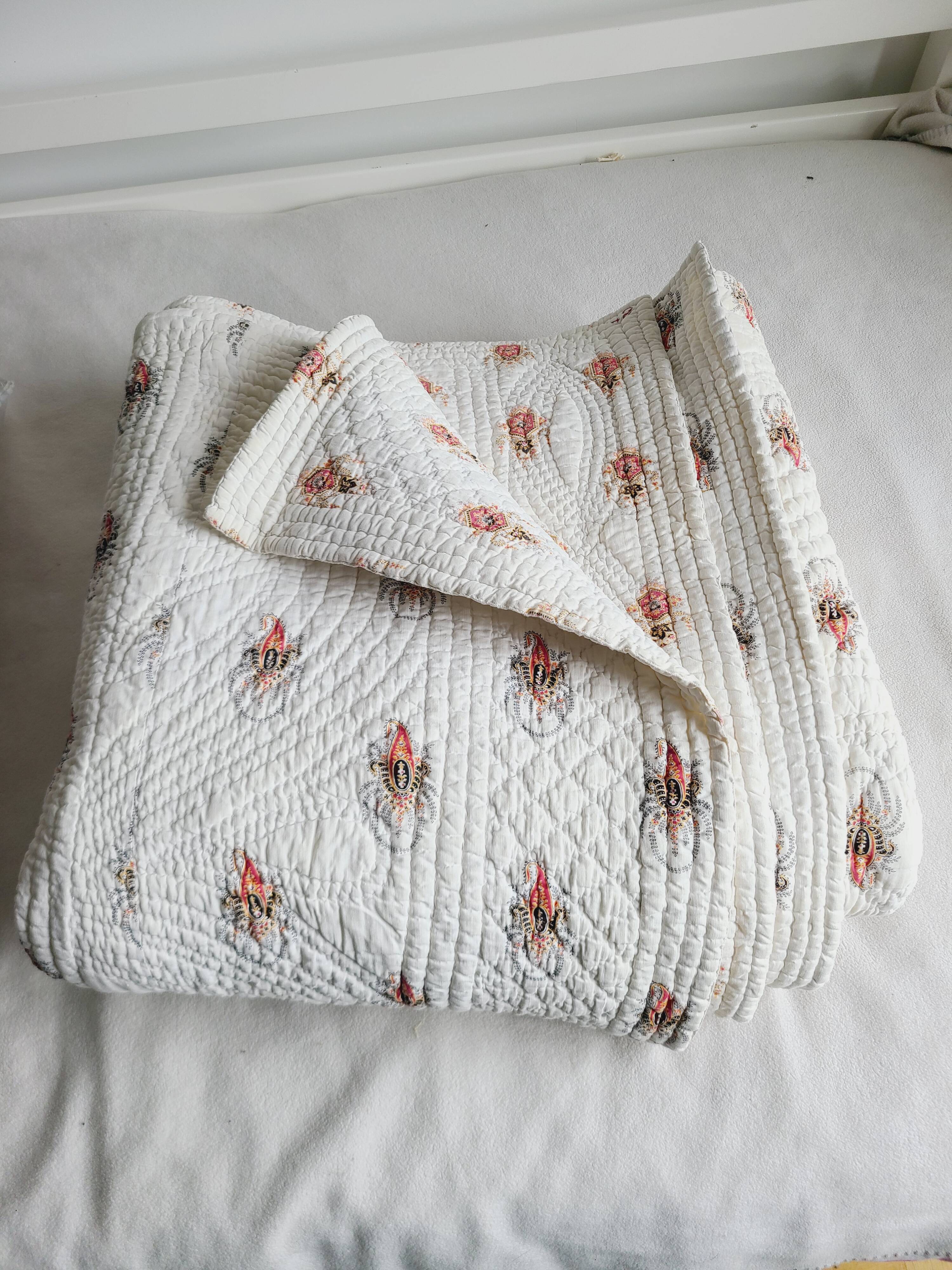 1850 large quilted bedspread 195 x 190 cm