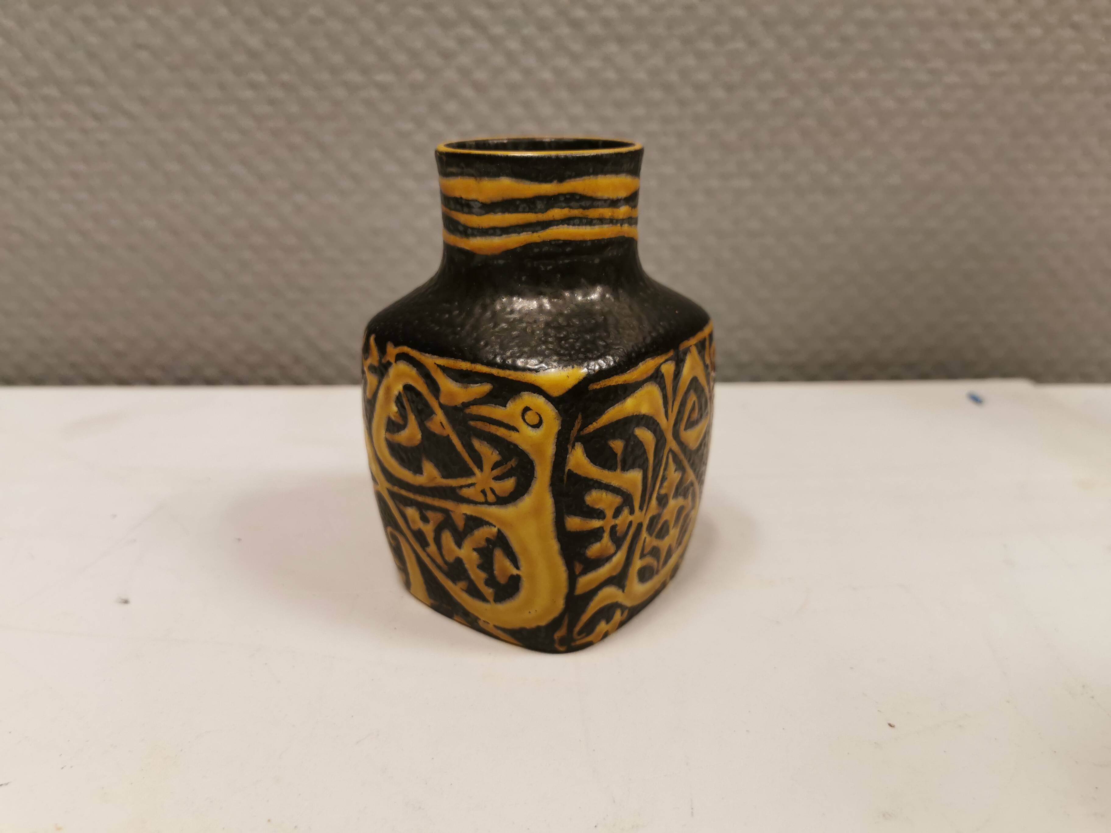 Small ceramic vase, designed by Nils Thorsson for Aluminia/Royal Copenhagen in the 1950-60s.