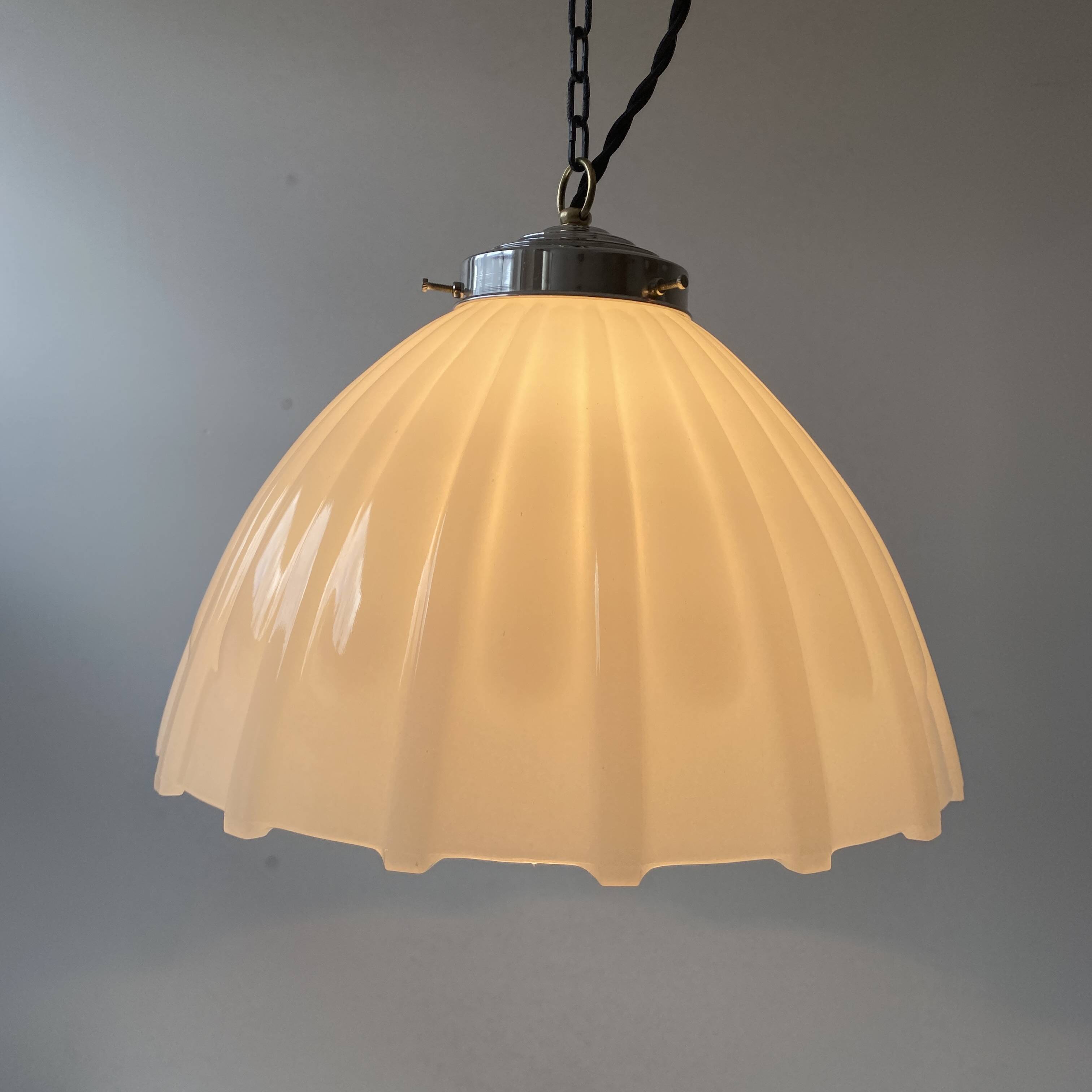 Paire d’anciennes suspensions art-deco en opaline XL