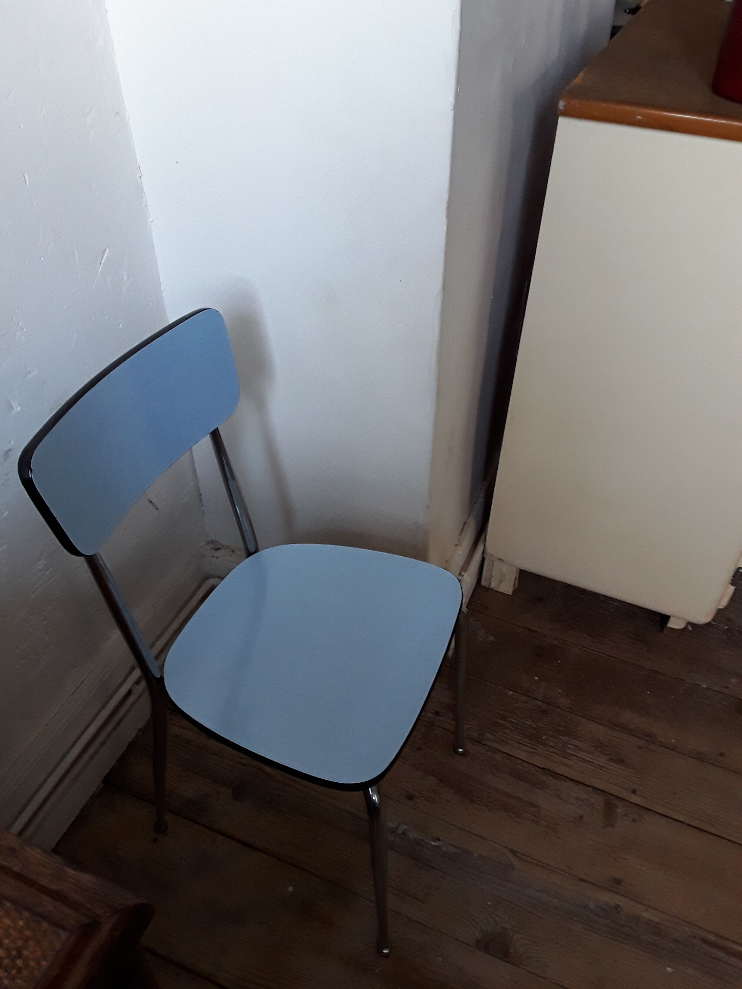 Chaise formica avec pieds à embouts chromés