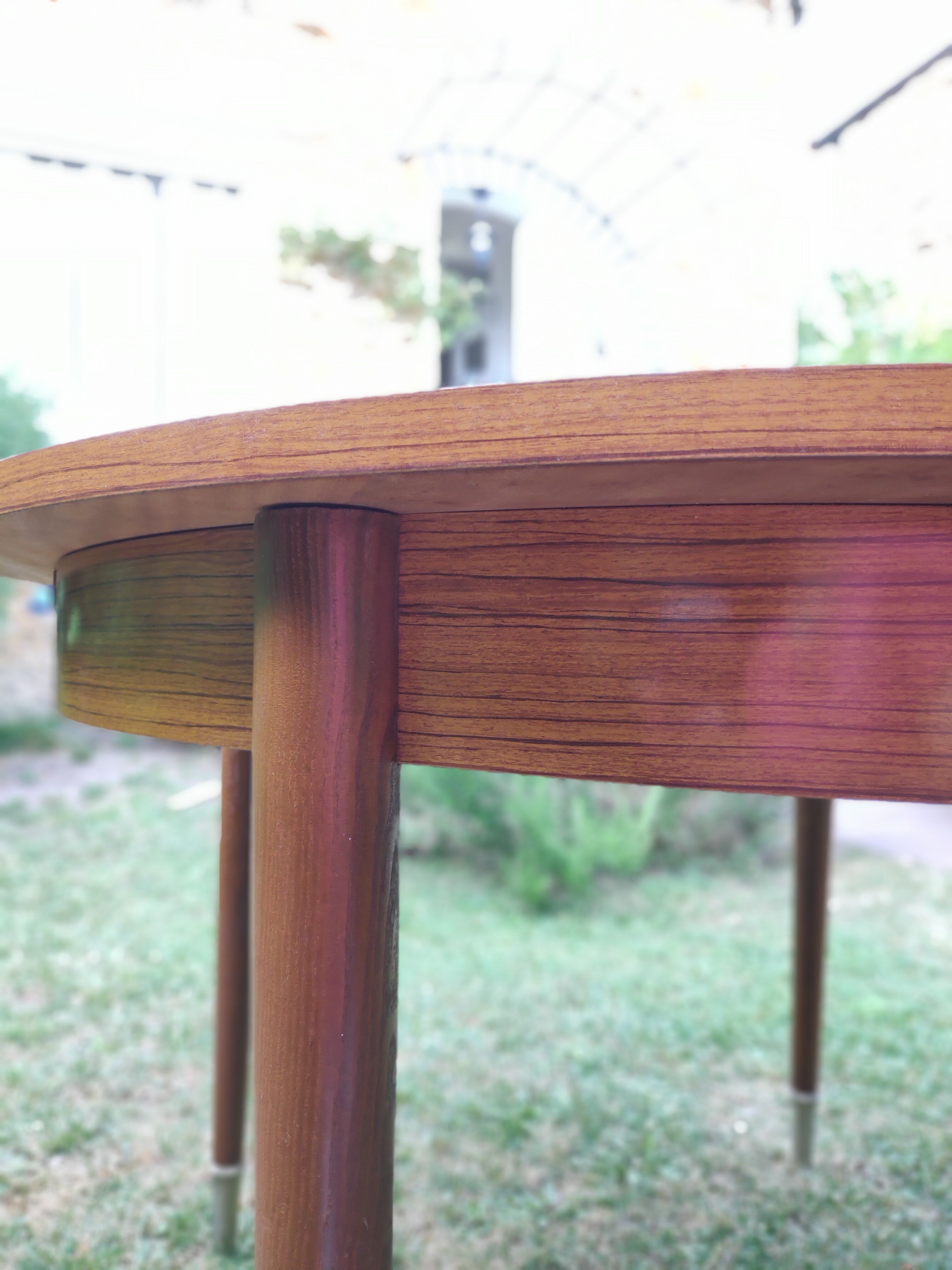 Round table expandable dining table