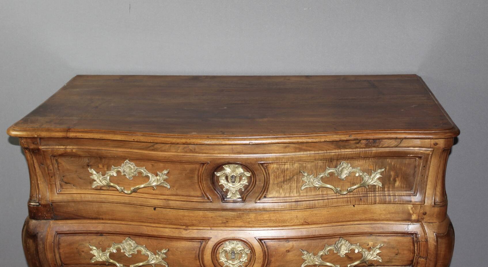 Bordeaux Tomb Commode in Walnut, 18th Century