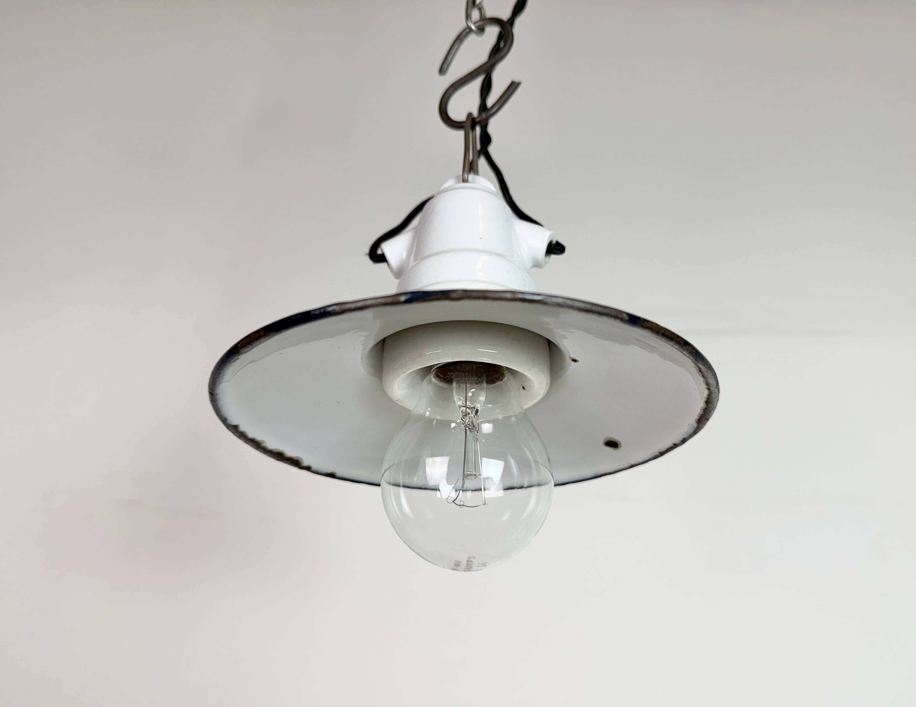 Suspension industrielle en émail vert, années 1950