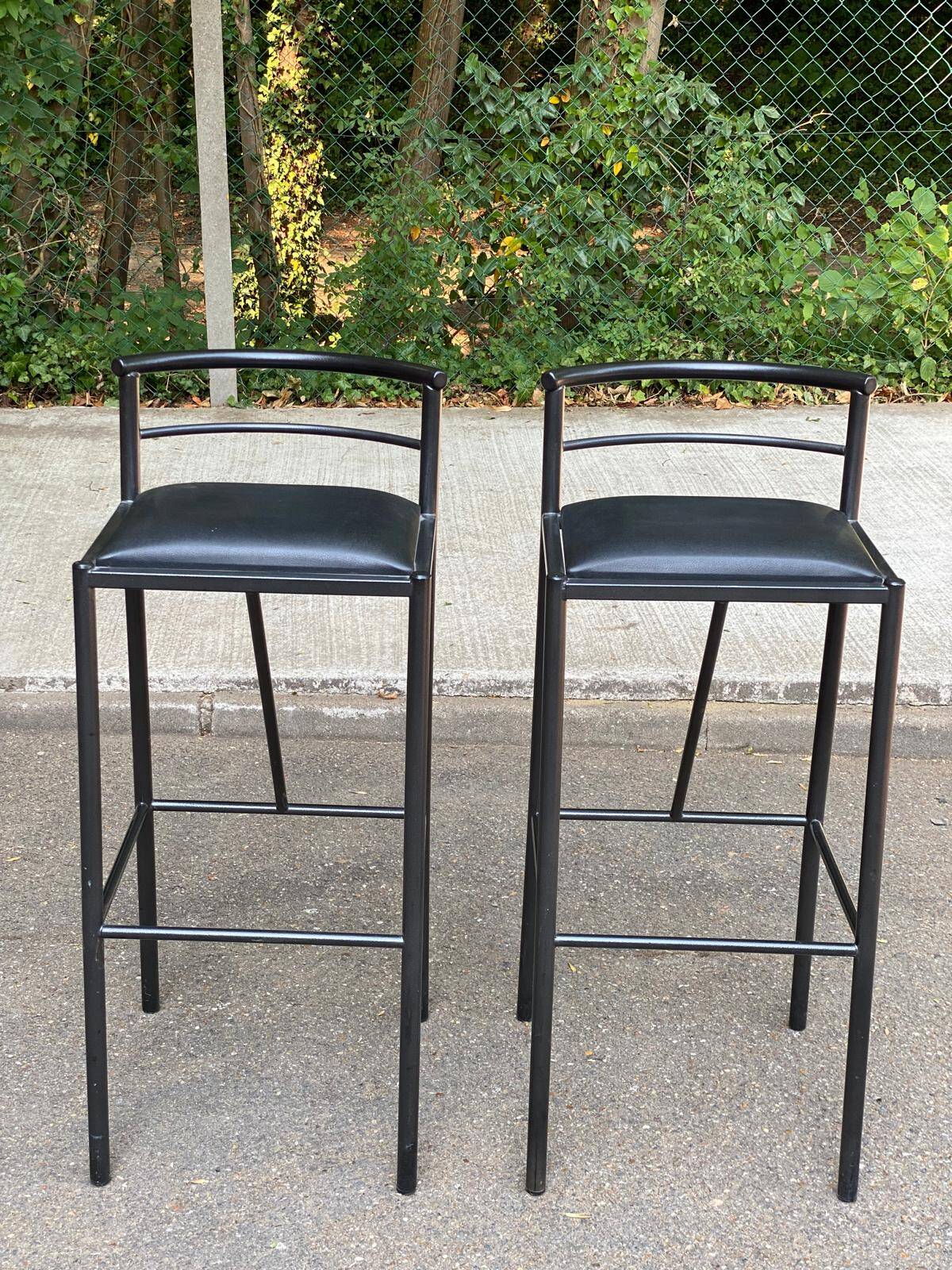 2 Italian Calligaris bar stools 1990 steel and black leather 80cm