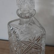 Carafe ancienne en verre taillé probablement en cristal – Motifs géométriques et bouchon assorti