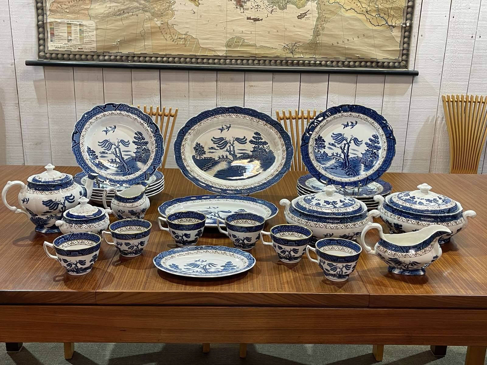 REAL OLD WILLOW English Porcelain Dinner Service - 27 pieces