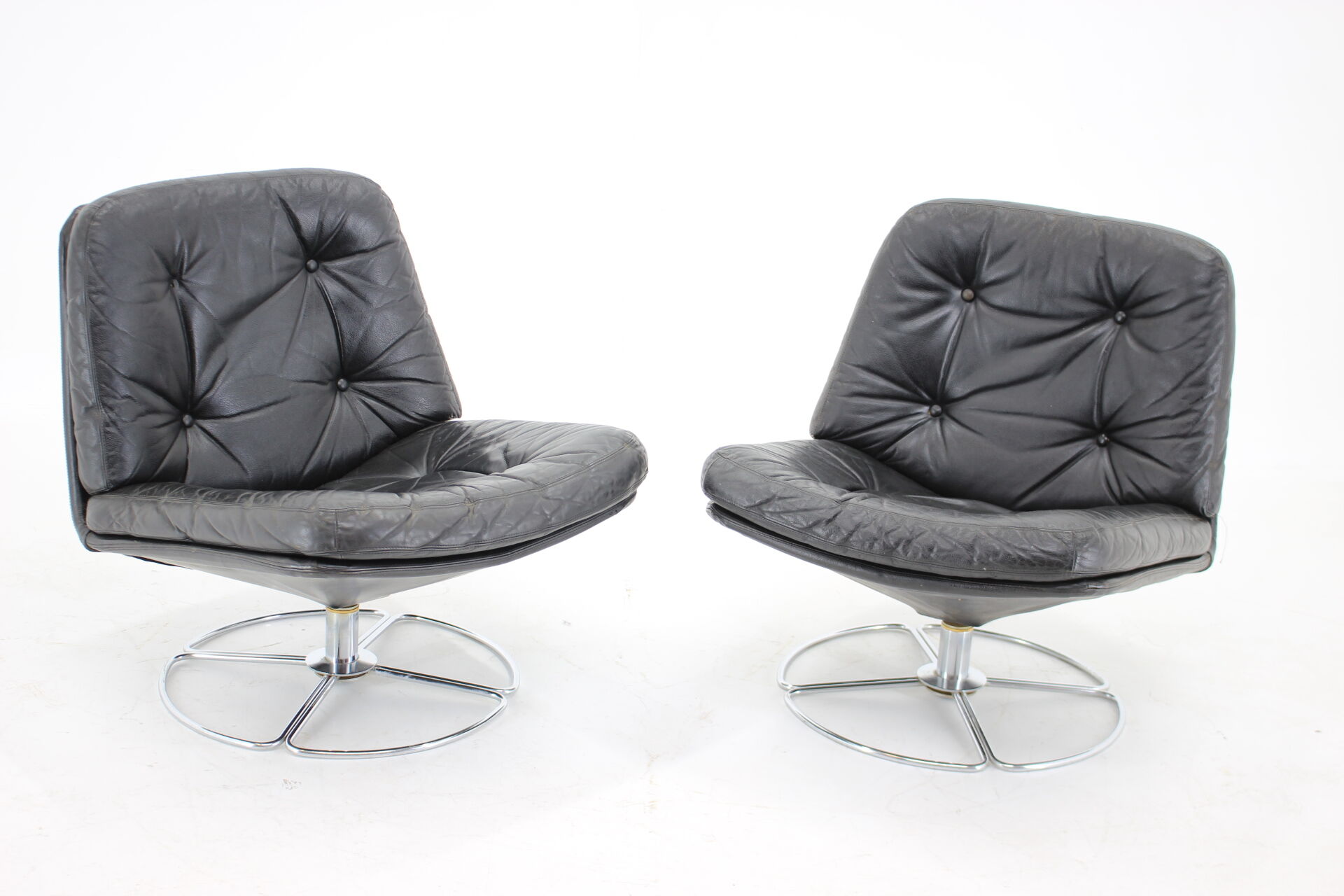 1970s pair of peem leather lounge chairs, finland