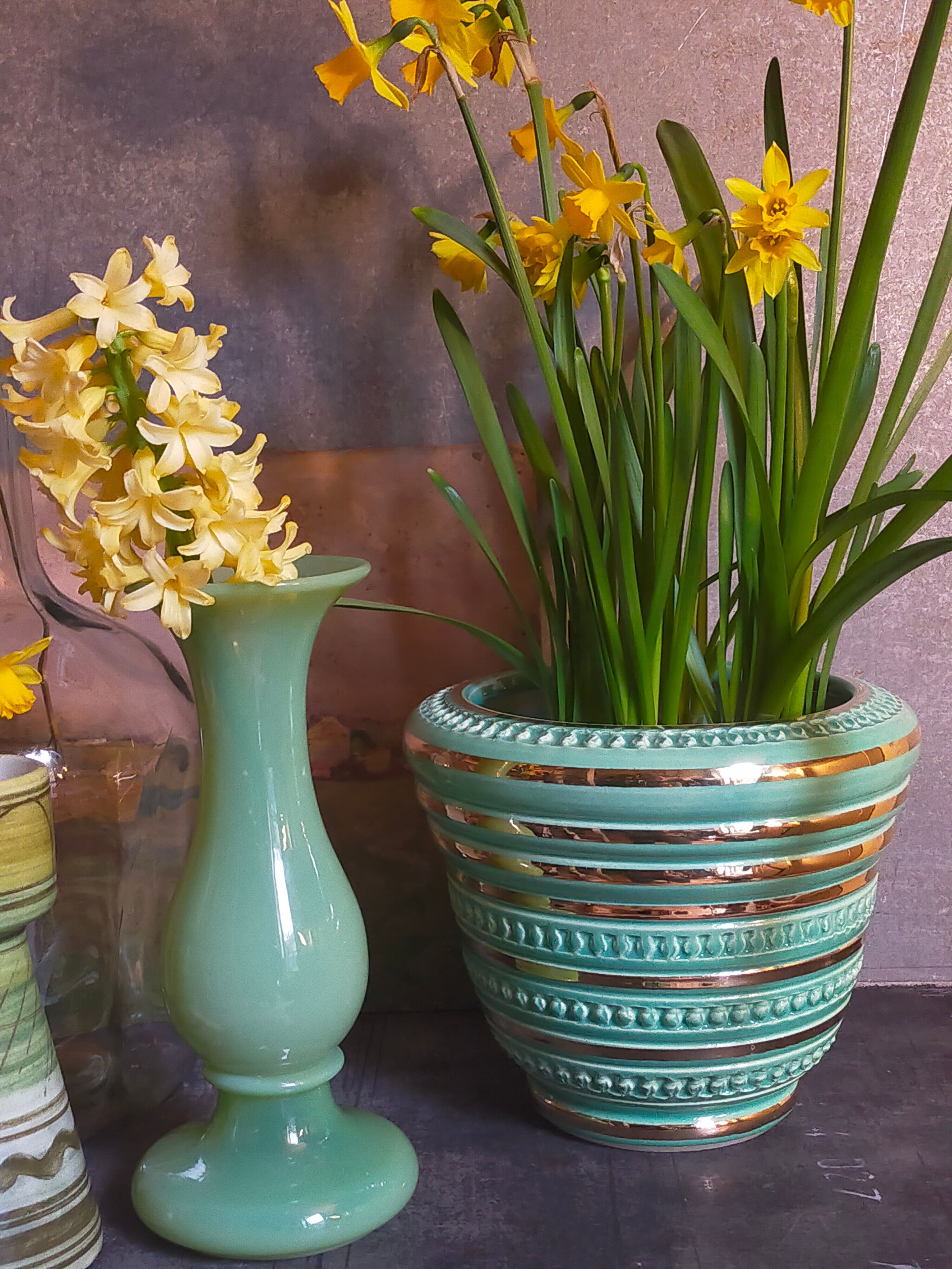 Ceramic pot cover in Art-Deco slurry