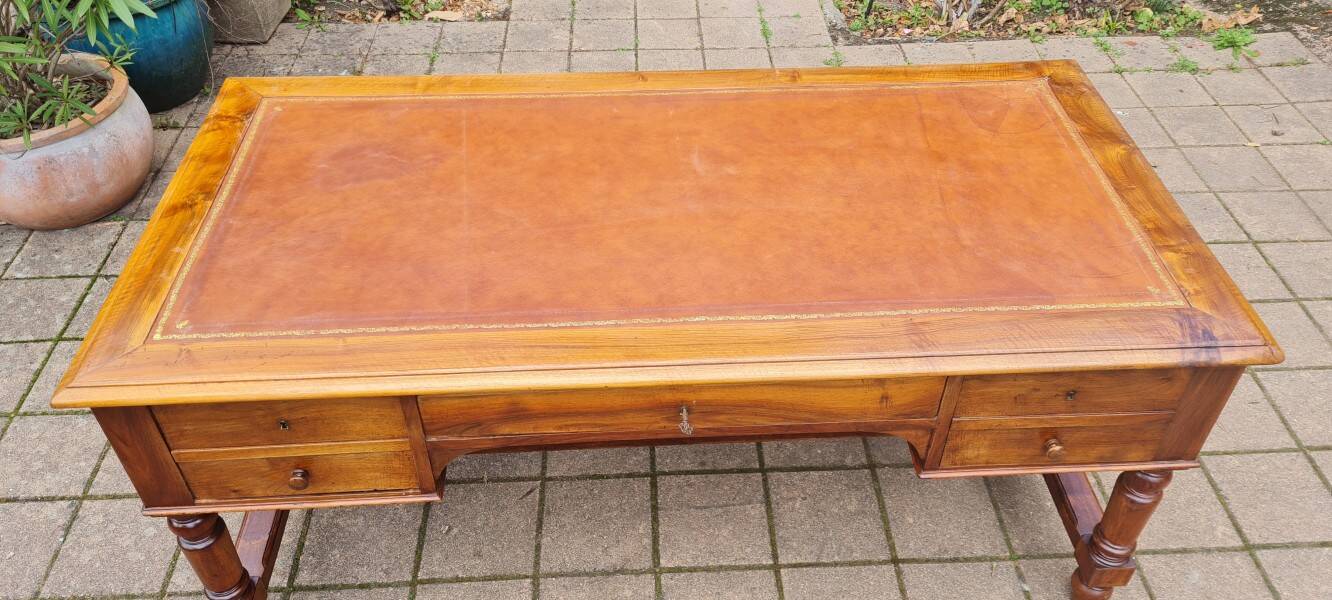 large Louis Philippe desk in walnut from the 19th century