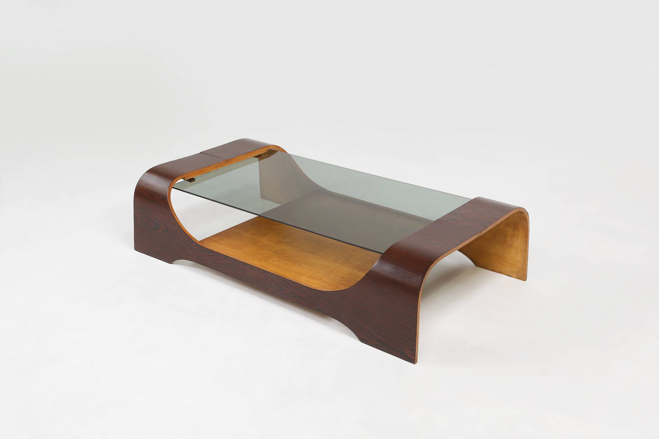 Table basse française du milieu du siècle en contreplaqué wengé courbé avec plateau en verre, années 1960