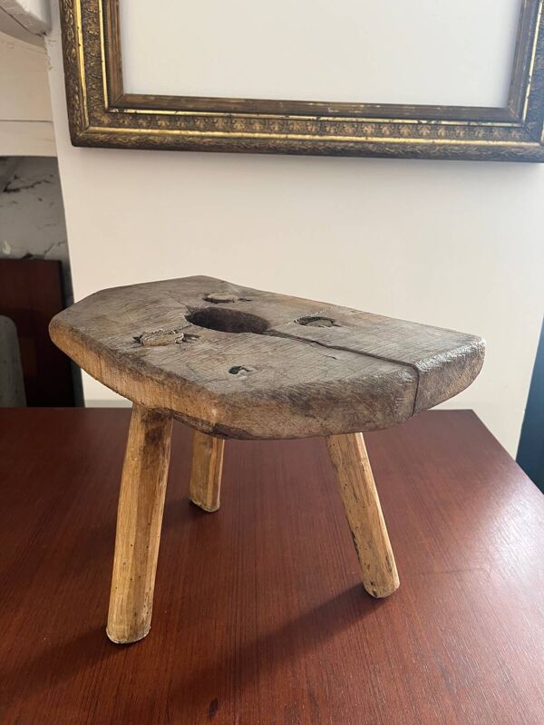 Petit tabouret de ferme rustique
