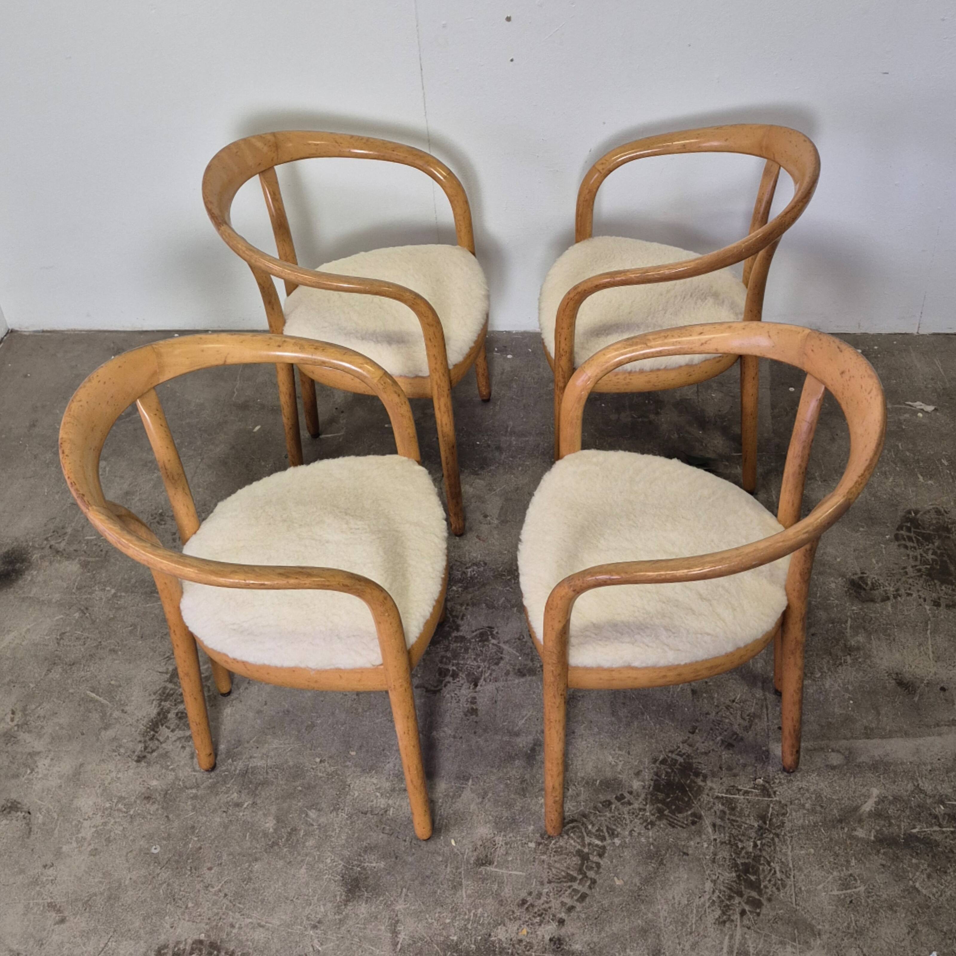 Ensemble de 4 chaises de salle à manger en bois et laine, Italie années 1970.